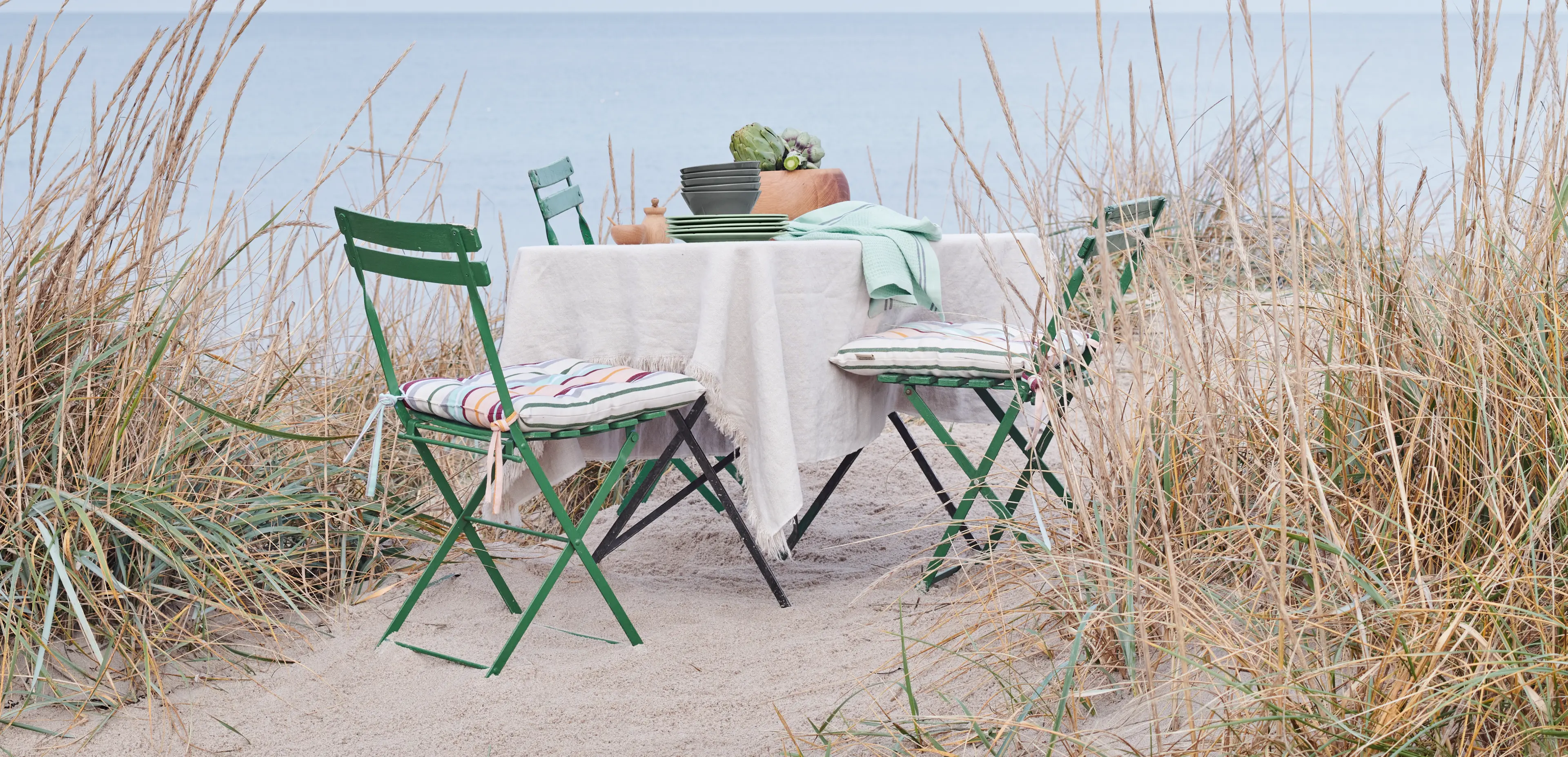 Garden decor with cushions, tablecloth and quilt from Rosendahl.