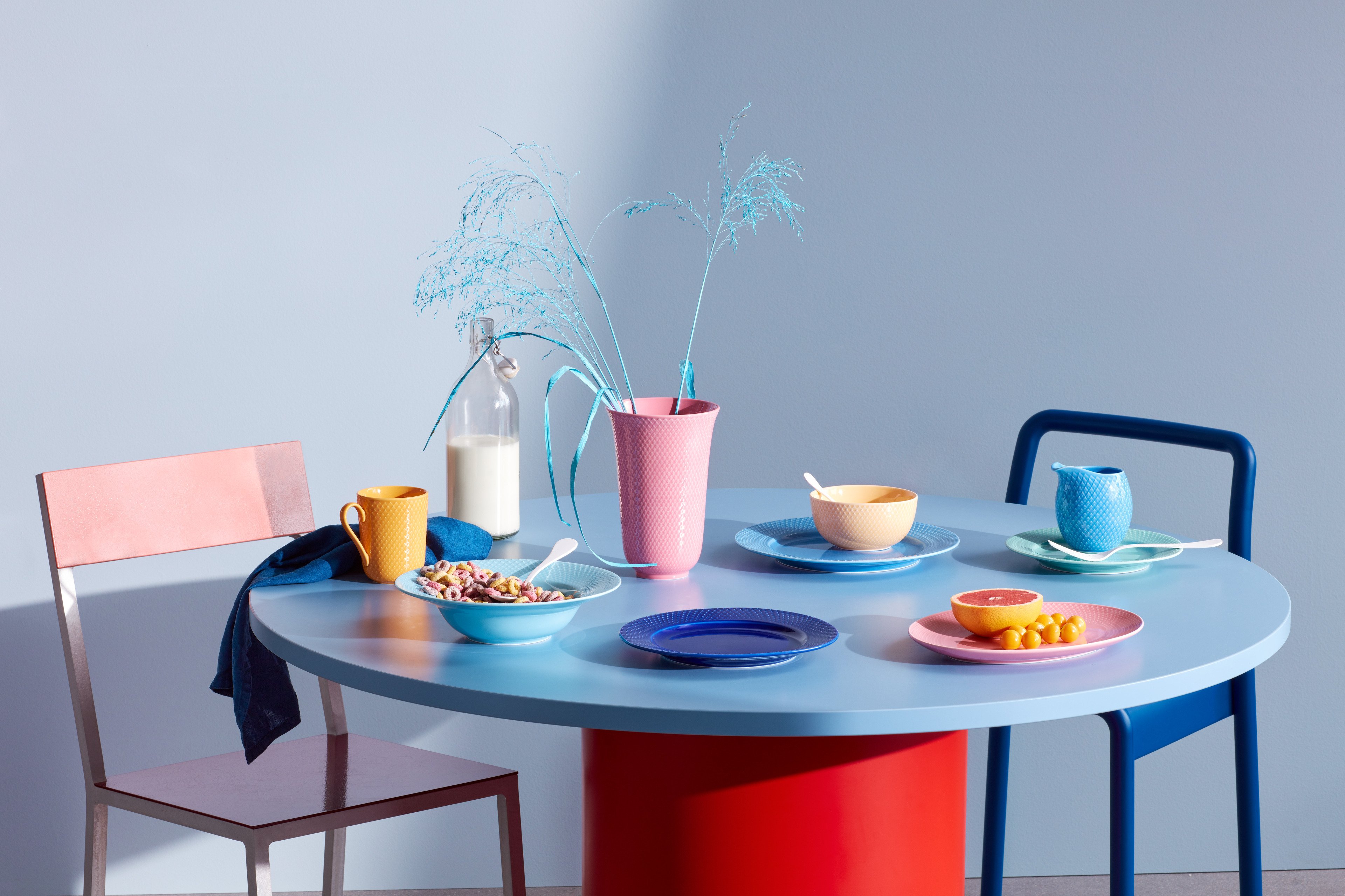 Farbenfrohe Tischdekoration mit Serviceteilen in Rhombe Color von Lyngby Porcelæn