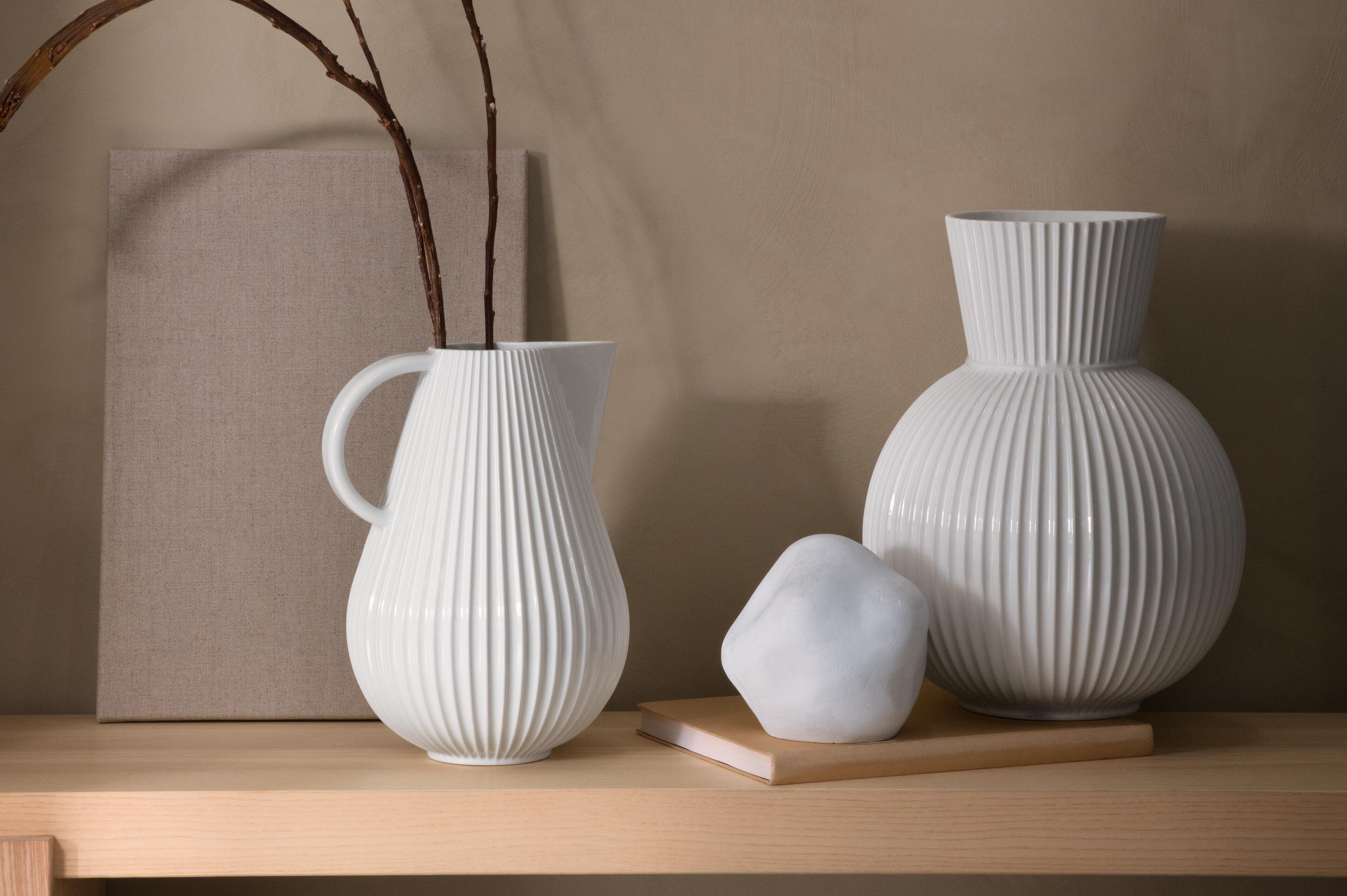 Arrangemang av två olika vaser i Tura-serien från Lyngby Porcelæn