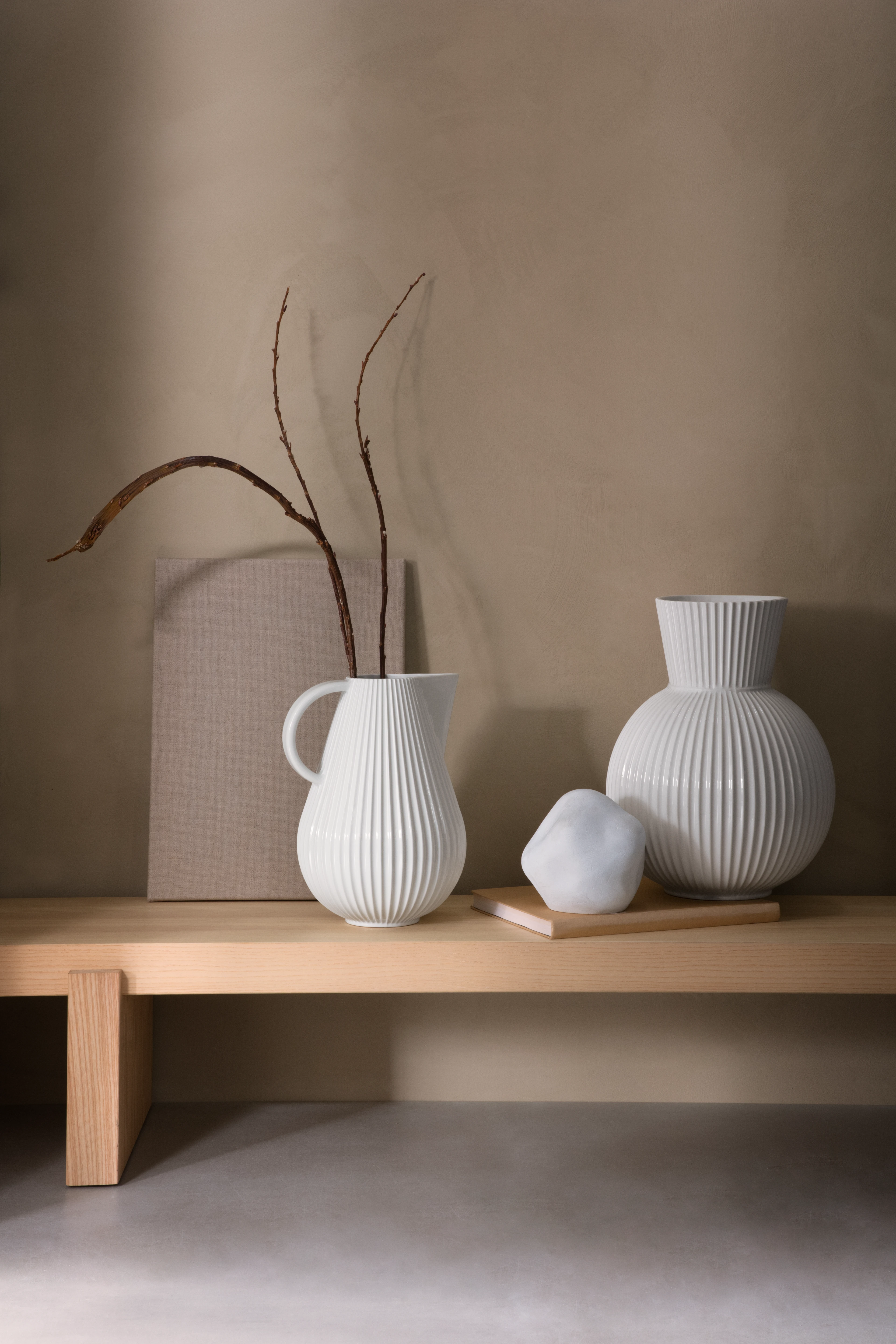 Kanne/vase H27.5 cm fra Lyngby Porcelæn i fargen Hvit, laget av Keramikk