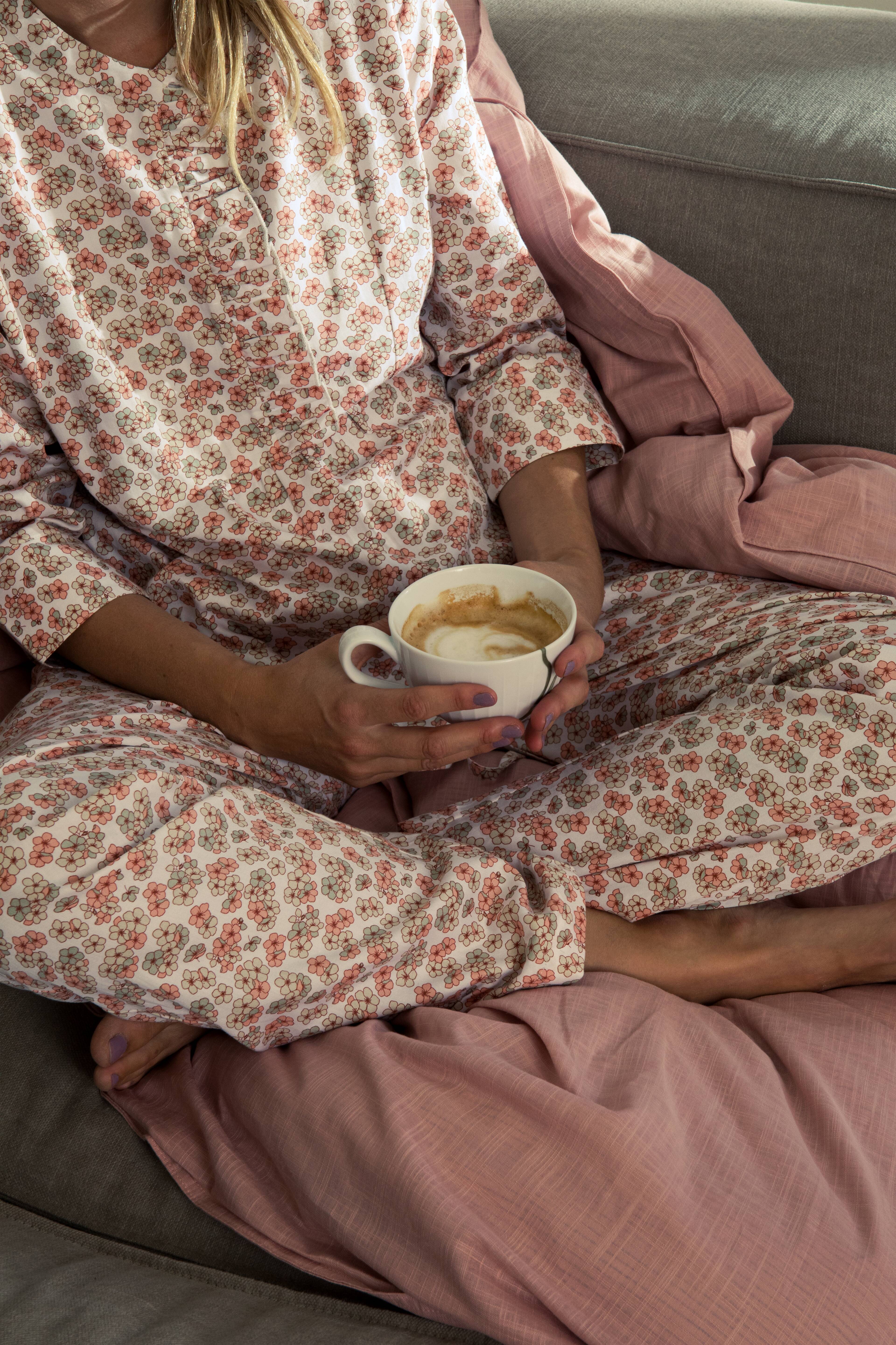 Frau mit Tasse in geblümter Kleidung von JUNA