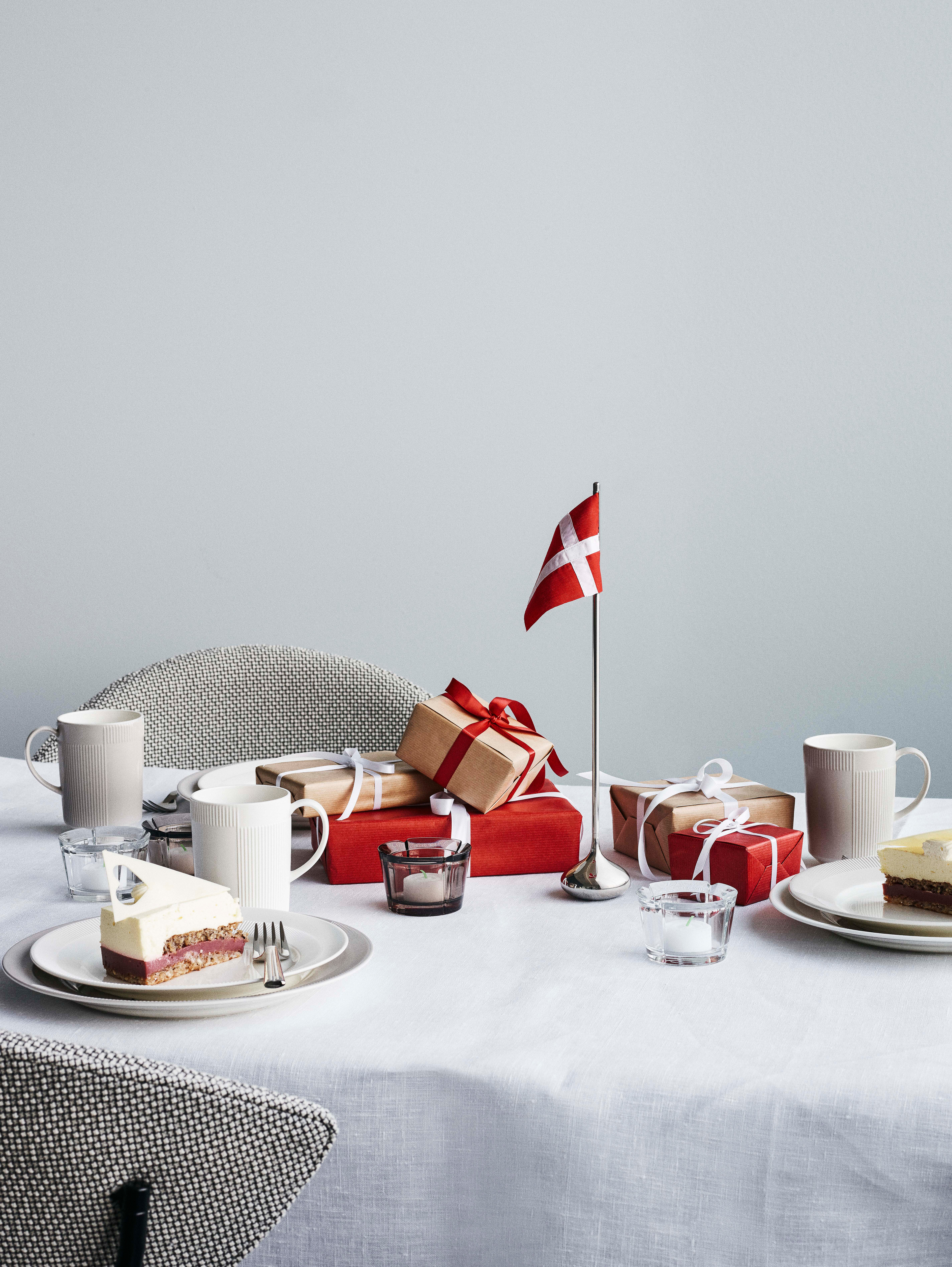Fødselsdagsbord med dansk bordflag, gaver og kage