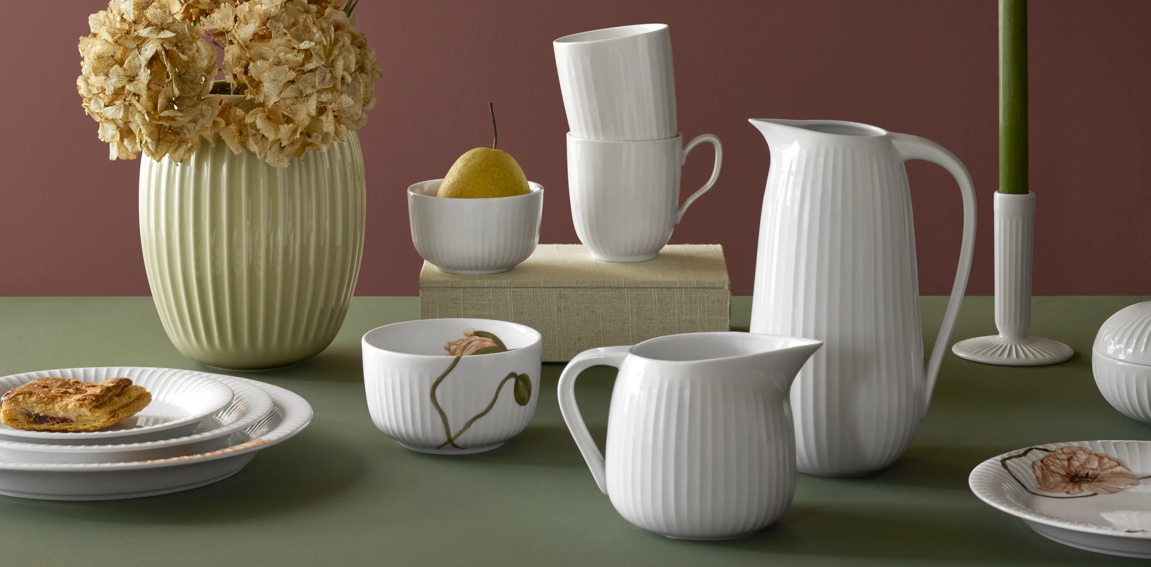 Kander og karafler fra Kähler Hammershøi. Kander i hvid riflet porcelæn