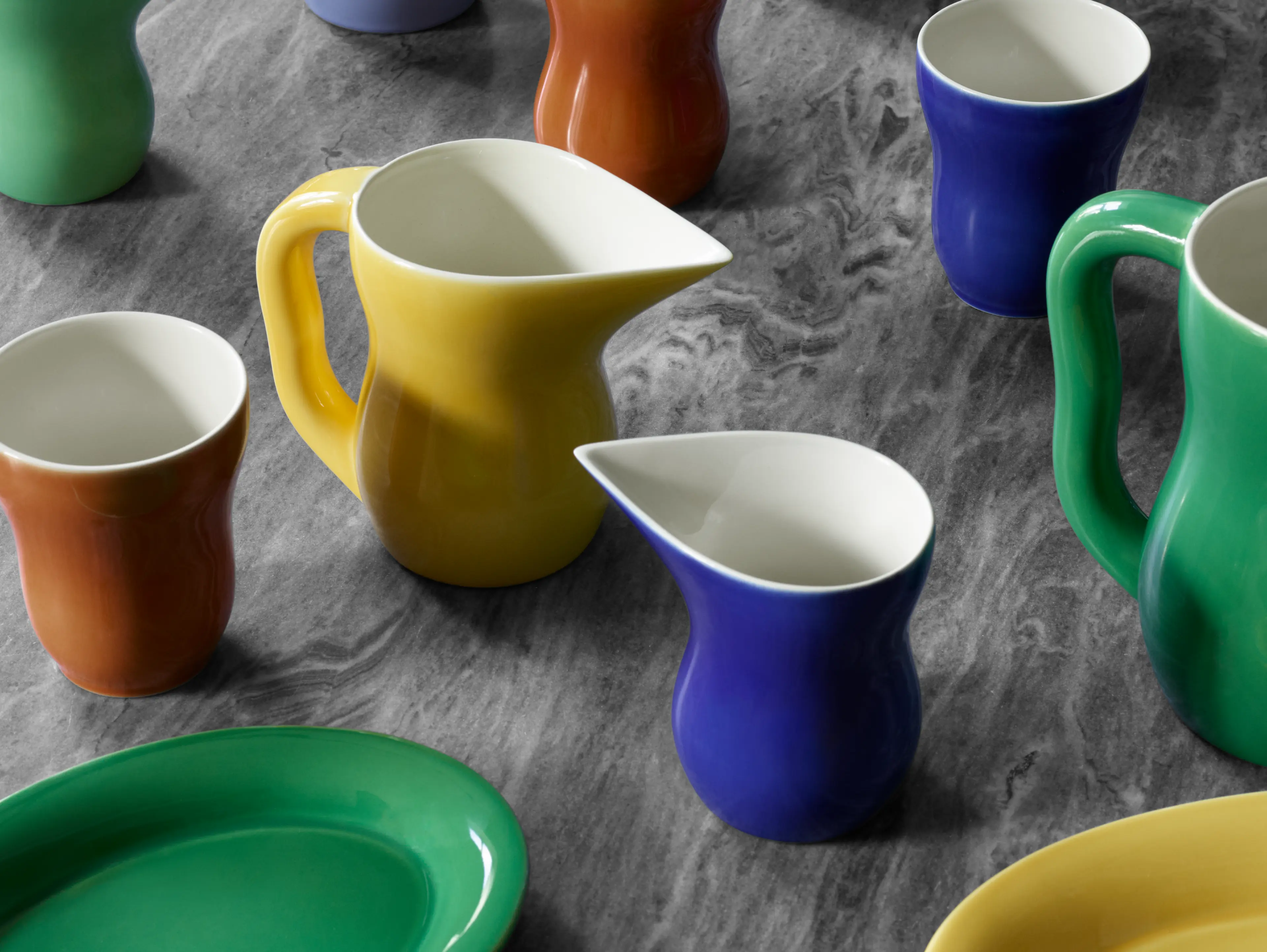 Gravy boat in blue and jug ​​in yellow