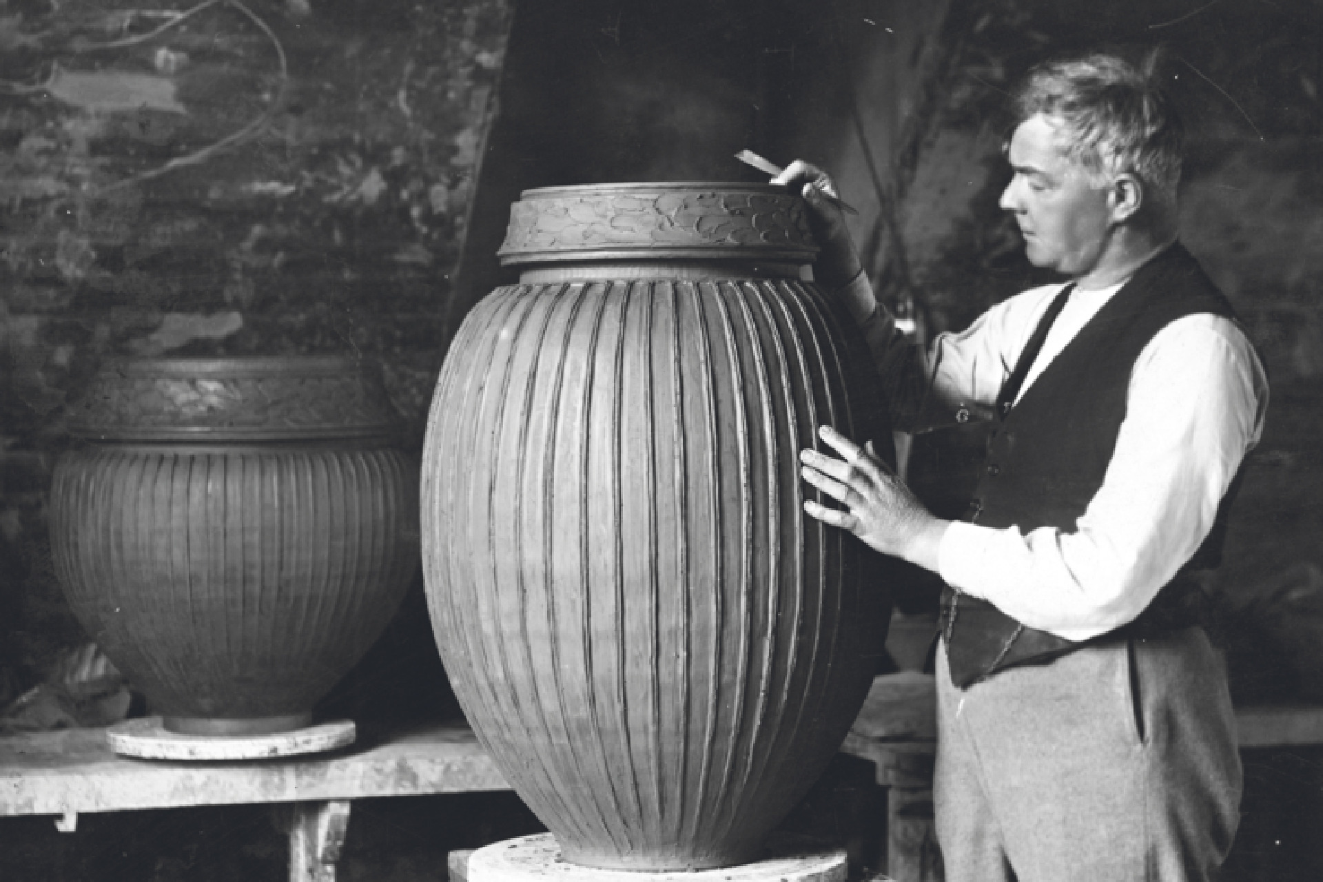 Historisk billede af maler og keramiker Svend Hammershøi med vase