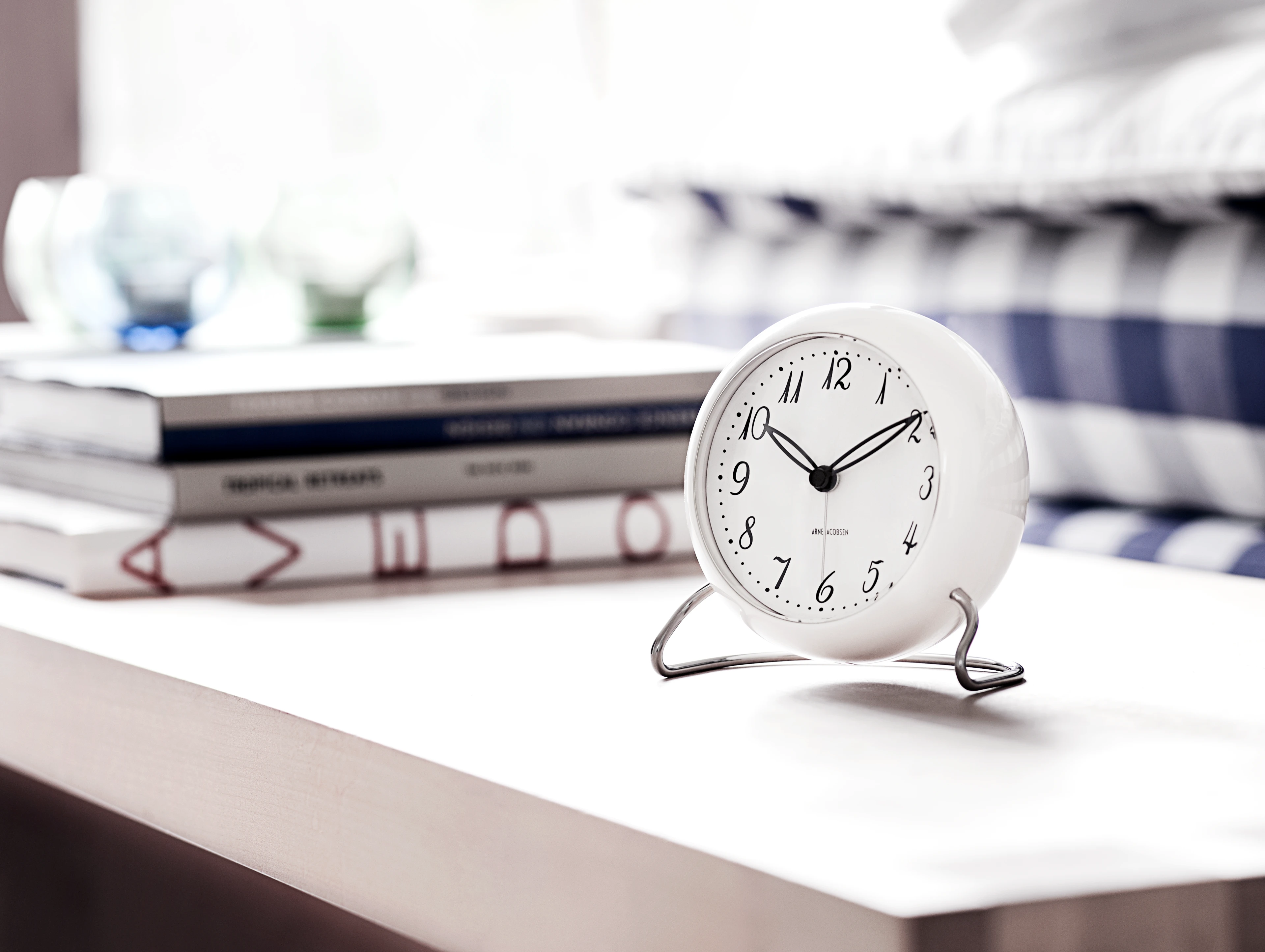 Table clock Ø11 cm from Arne Jacobsen in White color, made of Plastic