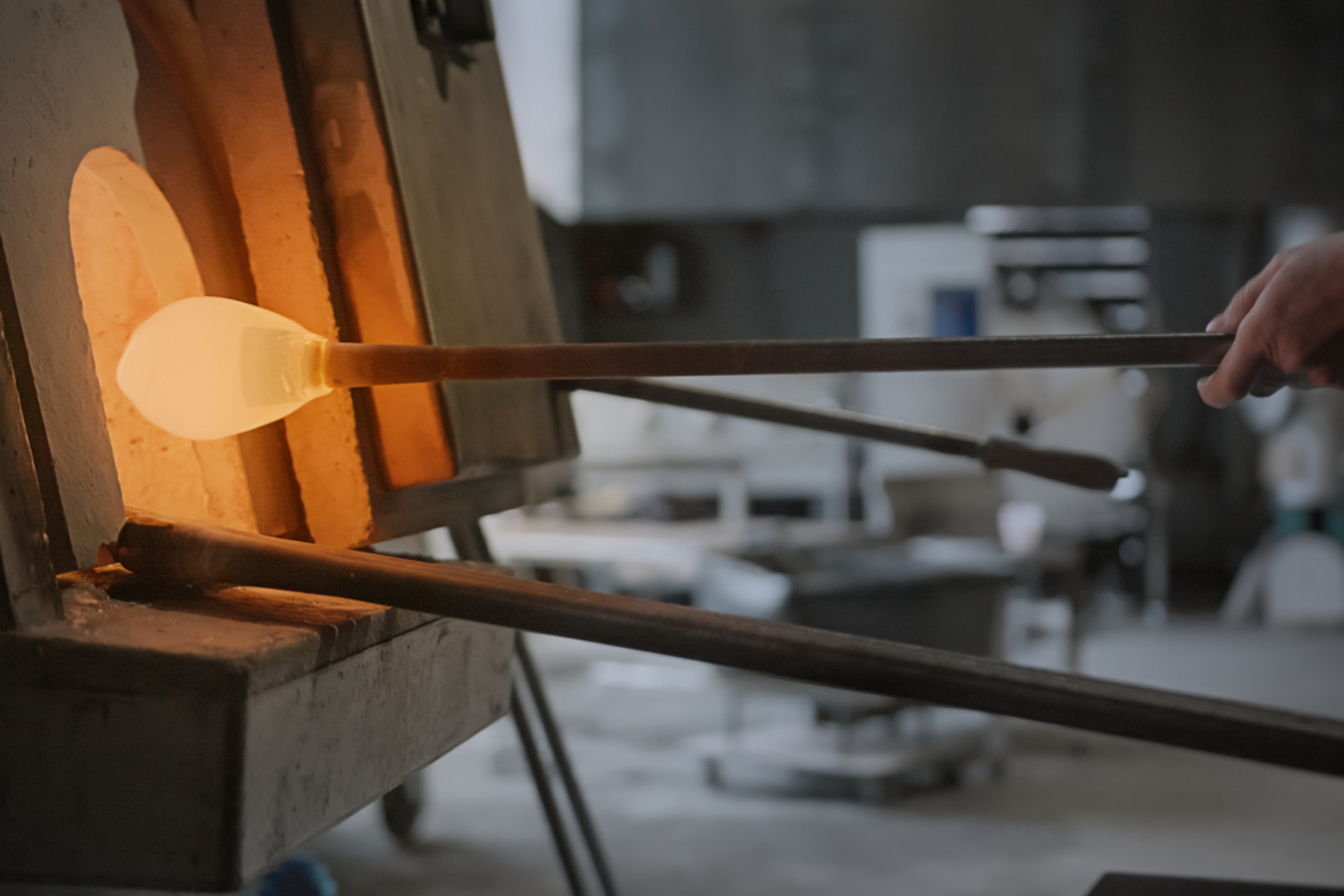 Glassblåsing pågår med håndverket på Holmegaard Glasværk