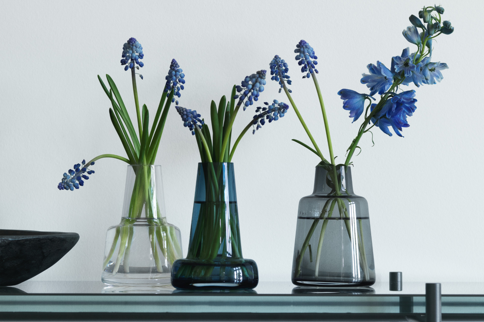 Vaser på bord ur serien Flora, Holmegaard