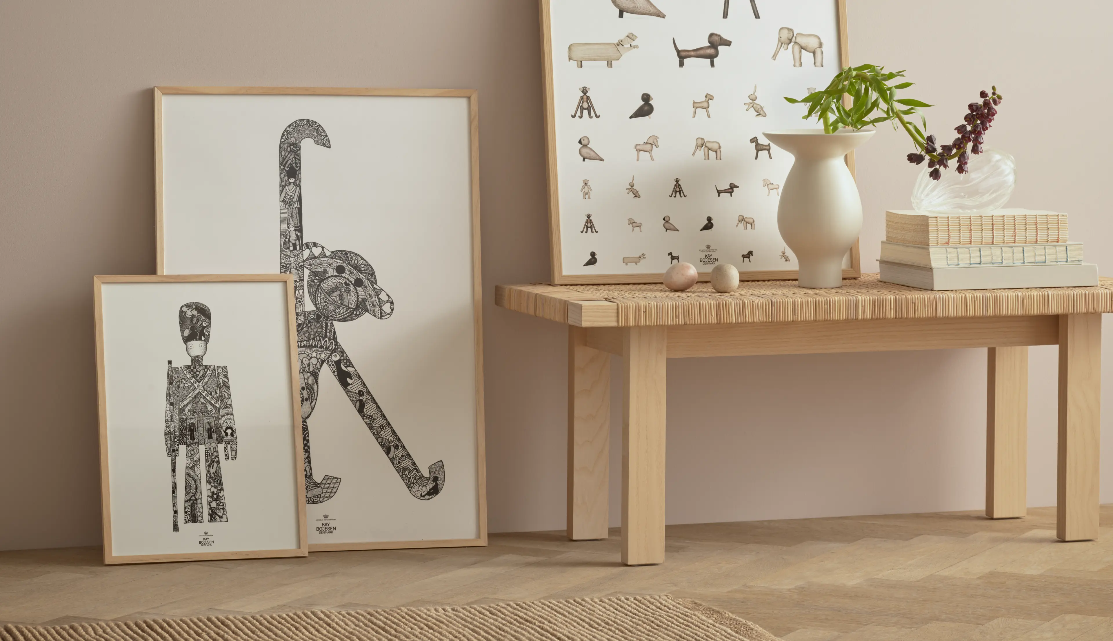 Danska designern Kay Bojesens affischer och vykort med ikoniska träfigurer