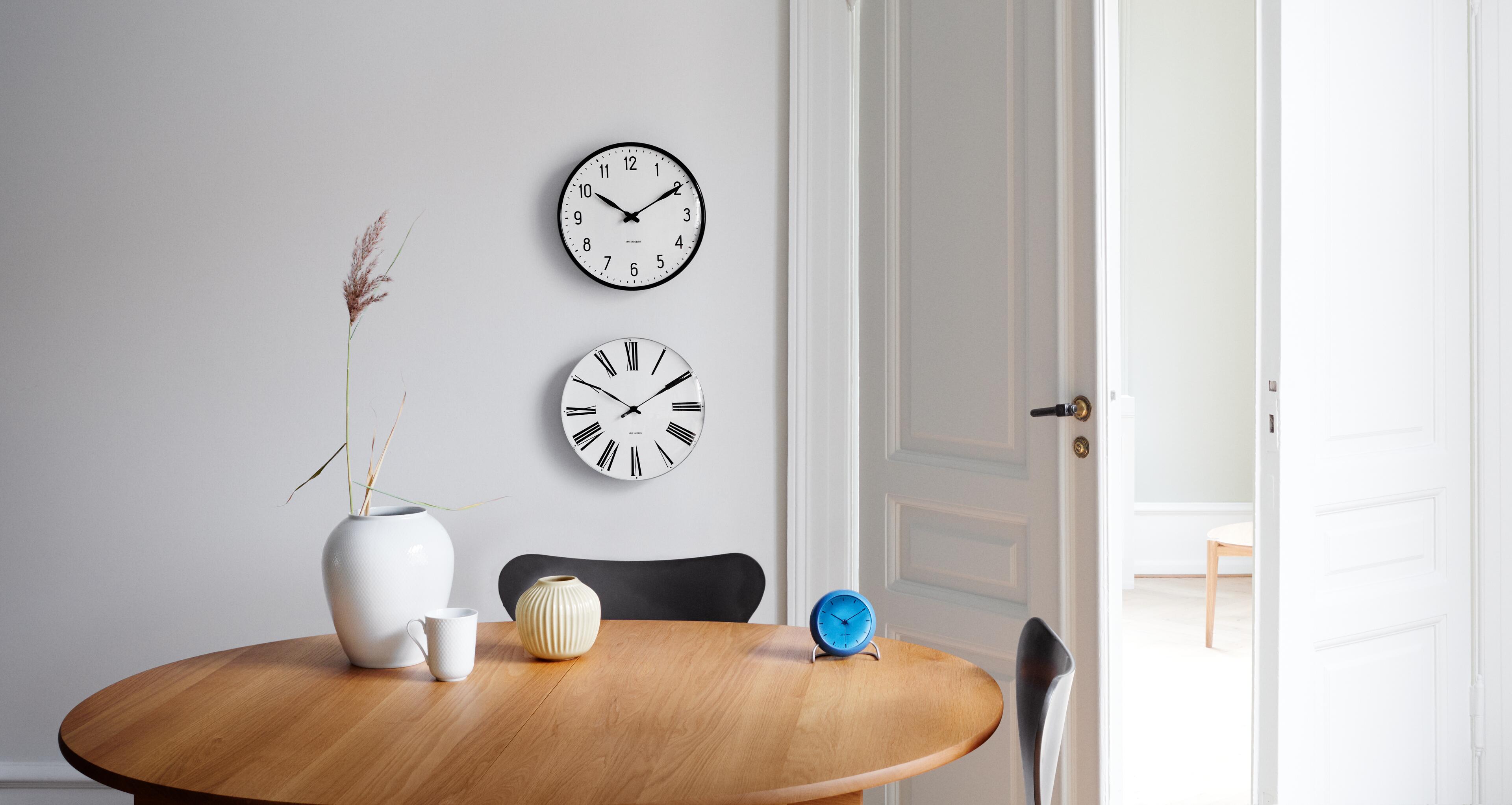 Interieur von Rosendahl.com. Blaue Arne Jacobsen Uhr, Arne Jacobsen Wanduhr. Vasen von Hammershøi Kähler