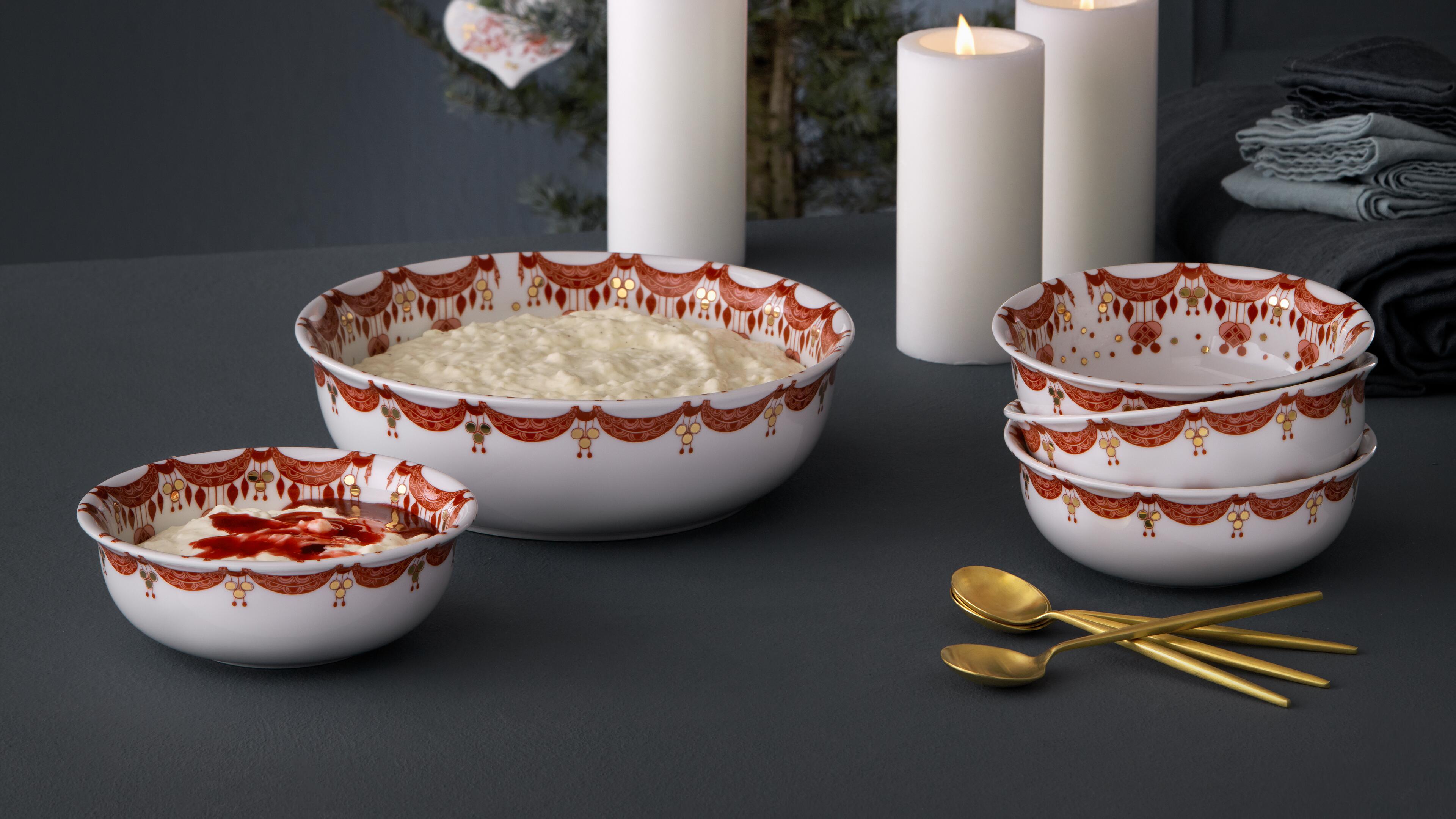 Large and small serving bowls from Bjørn Wiinblad. Christmas frame from Bjørn Wiinblad