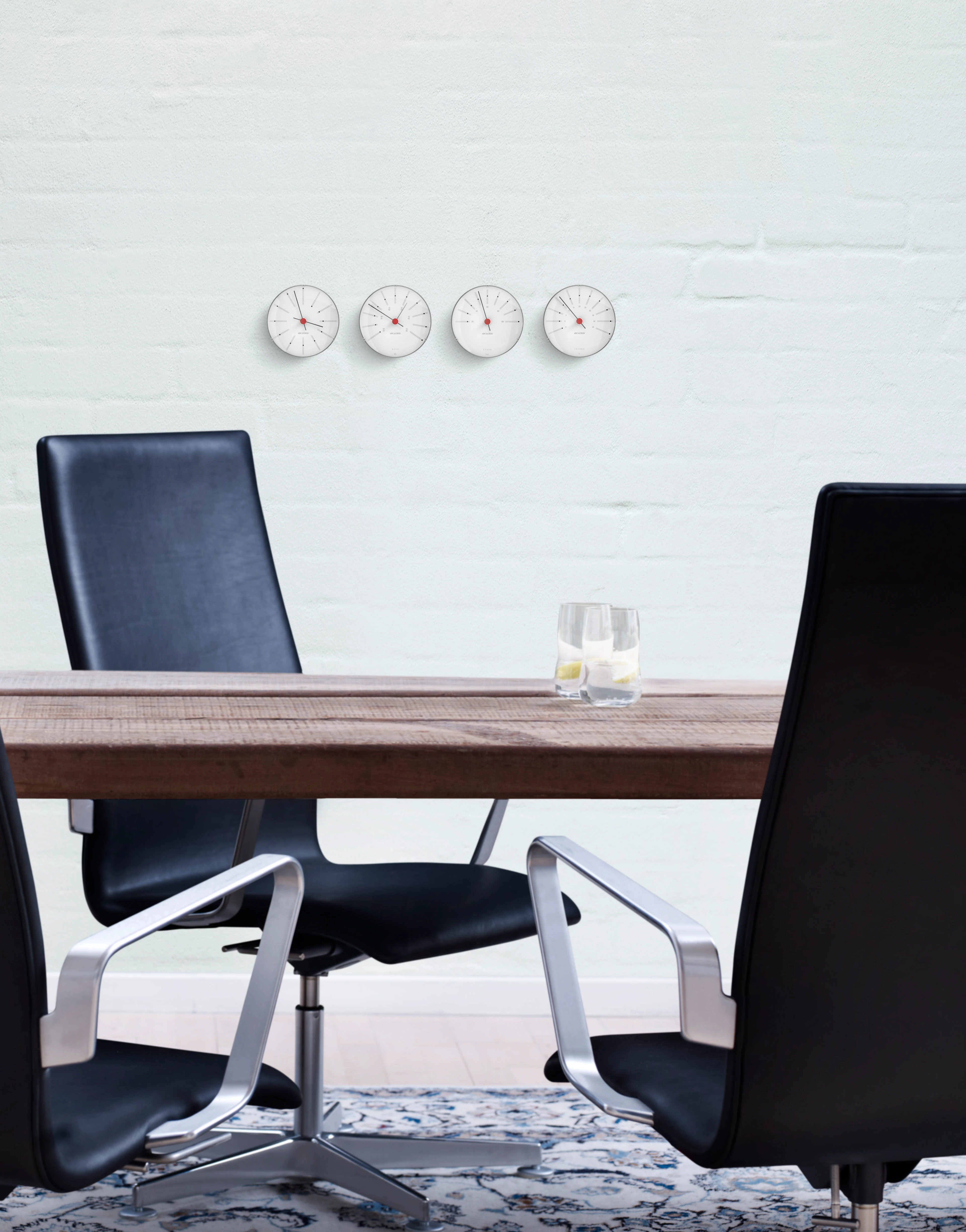 Väggur Ø12 cm från Arne Jacobsen i färgen Vit/Svart/Röd, tillverkad av Metall