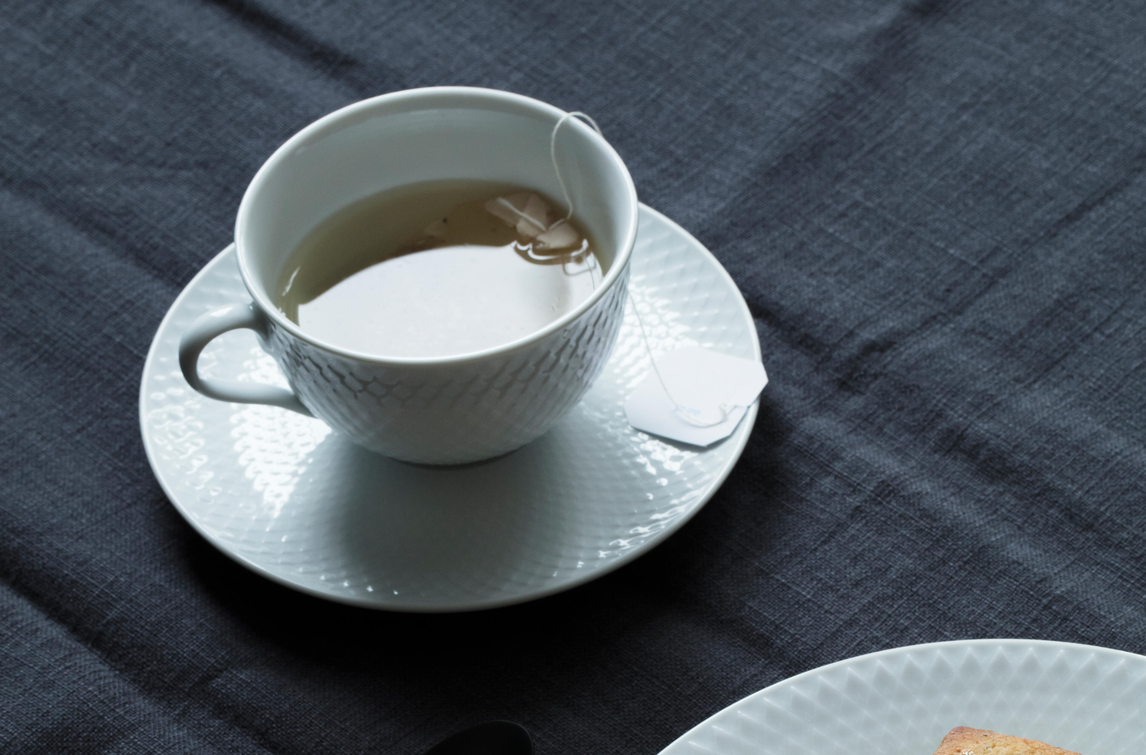 Tasse mit Henkel und Teller darunter von Lyngby Porcelæn. Kaufen Sie bei Rosendahl.com