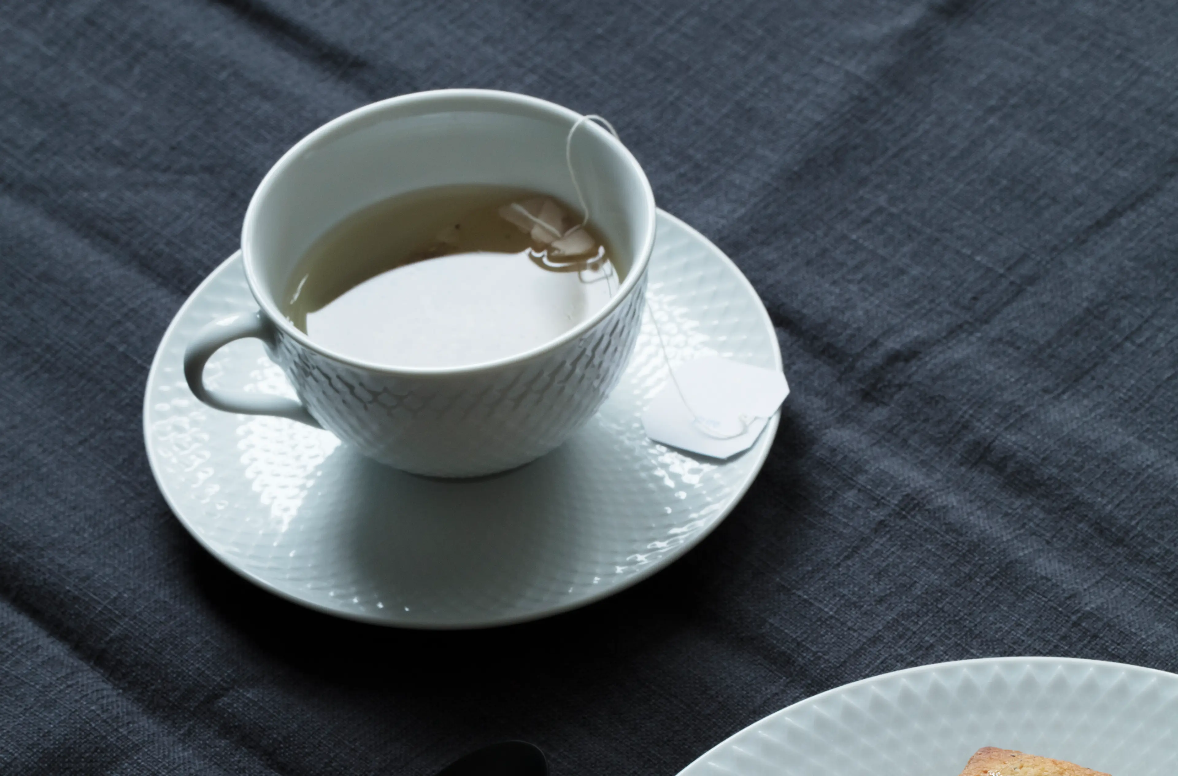 Kopp med handtag och tallrik undertill från Lyngby Porcelæn. Köp på Rosendahl.com