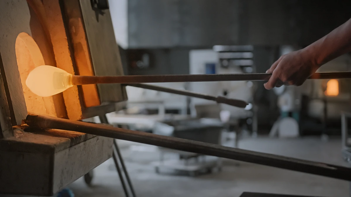Glas von Holmegaard ist mundgeblasen, das Handwerk