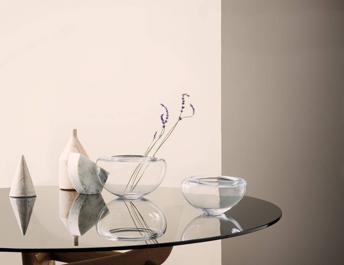 Provence-skåle fra Holmegaard reflekteres på glasbord