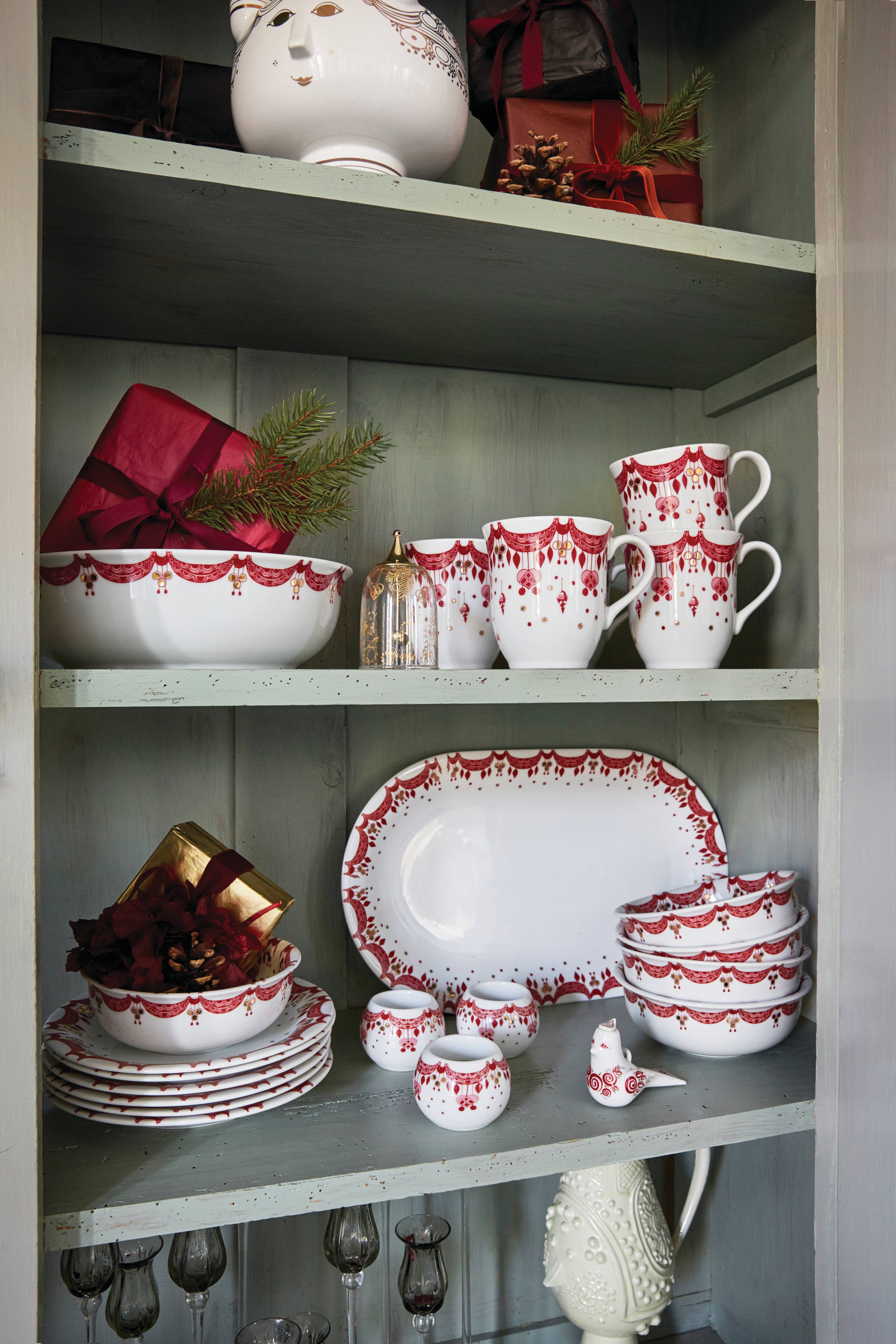 Bjørn Wiinblad Guirlande table in display cabinet settings 