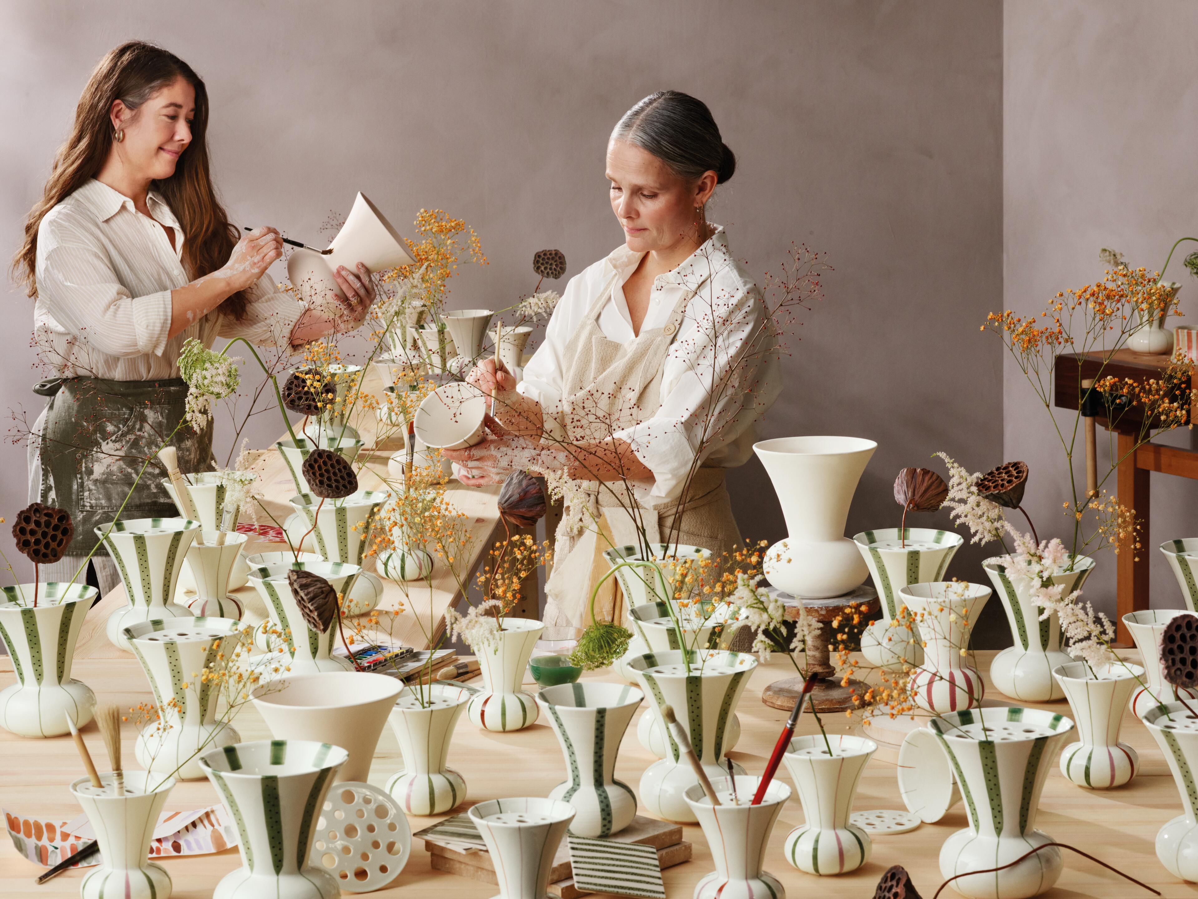 Designerduoen Stilleben maler Signature-vaser fra Kähler i hånden