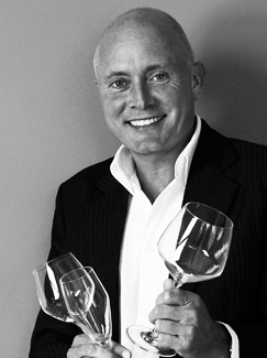 Schwarz-Weiß-Porträt von Tom Nybroe mit Glas in der Hand