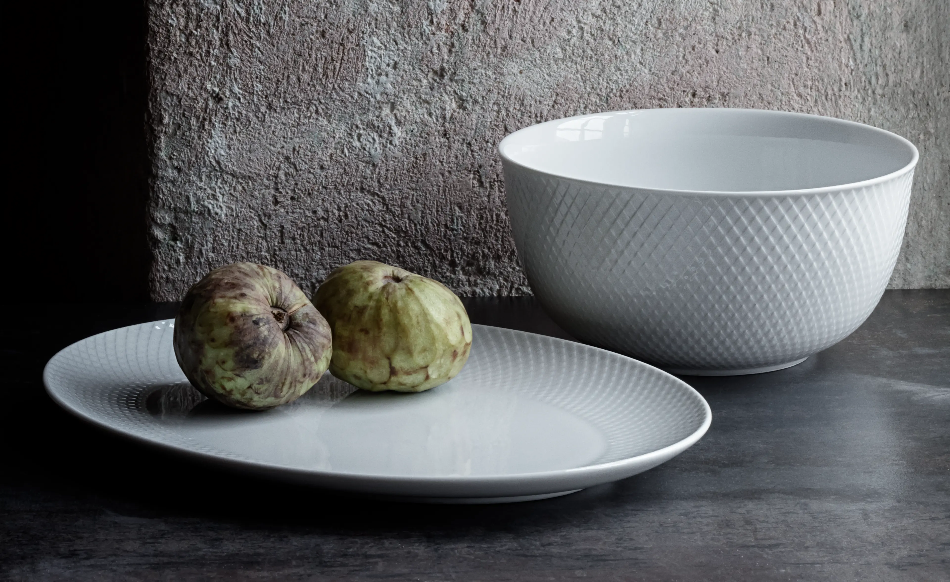Serveringsfat og skål fra Lyngby Porcelæn. Fat i hvitt porselen
