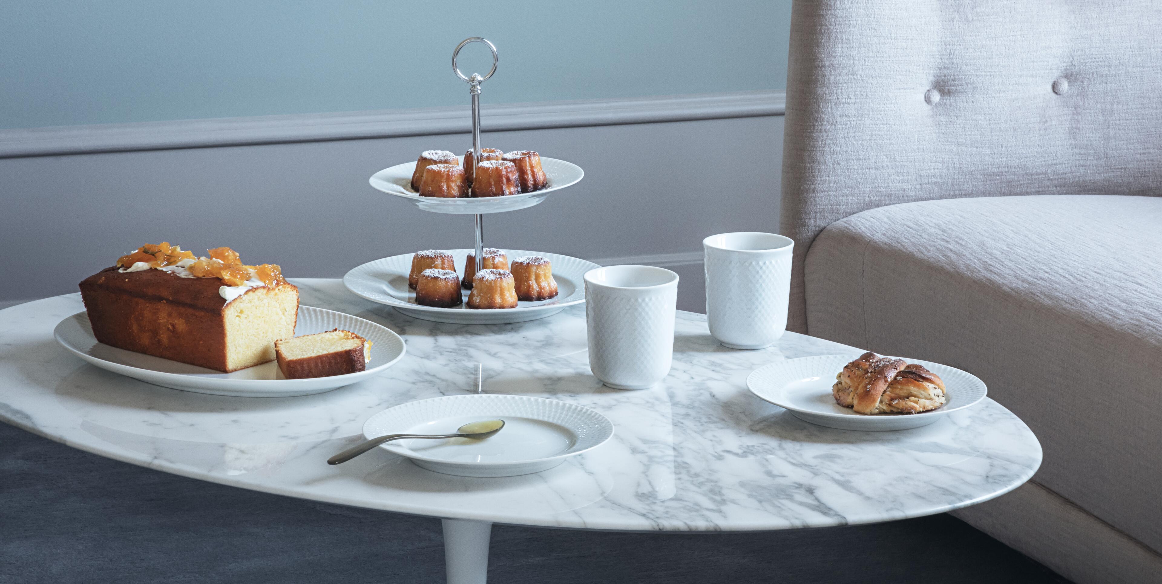 Kuchenstander und etagere aus weißem Porzellan von Lyngby Porcelain. Tassen und Teller aus weißem Porzellan