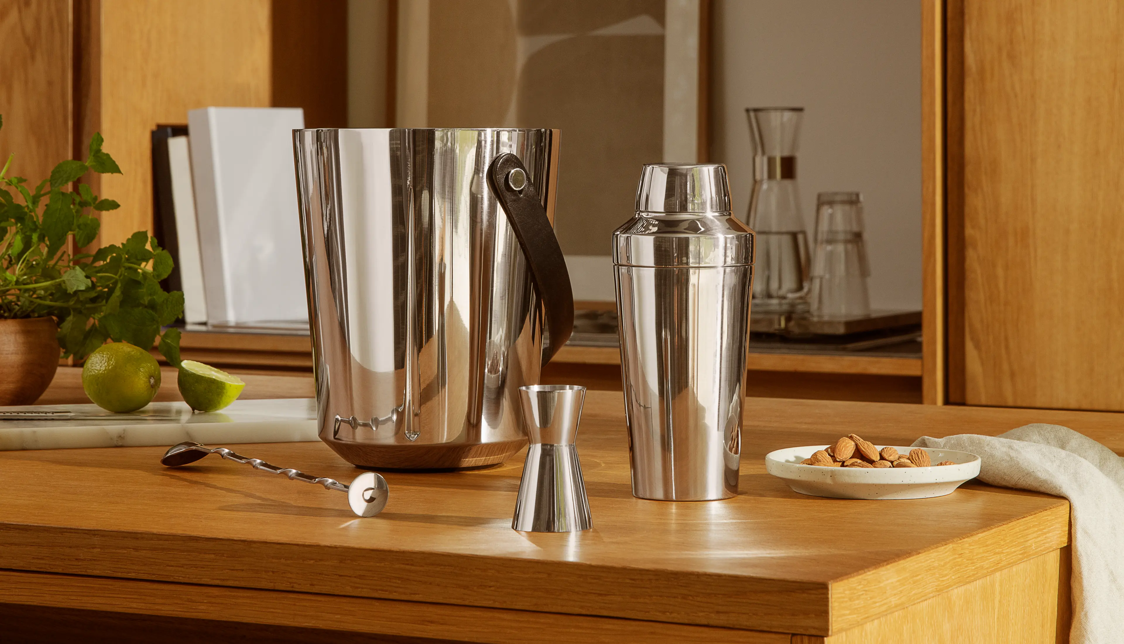 Barudstyr fra Rosendahl i minimalistisk design. Shaker, vinkøler, cl måler