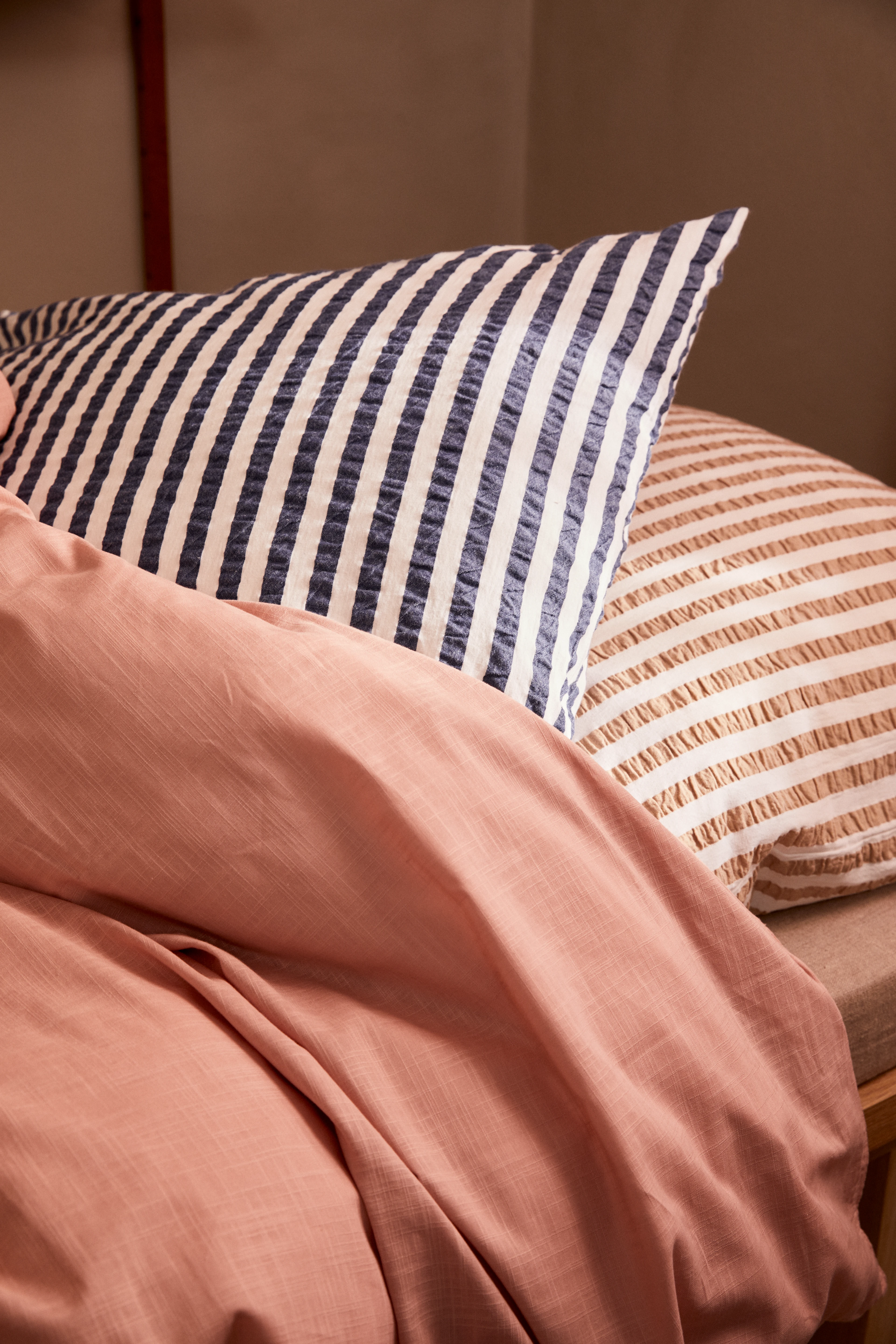 Sengetøj 200x220 cm fra JUNA i farven Støvet rosa, lavet af Bomuld