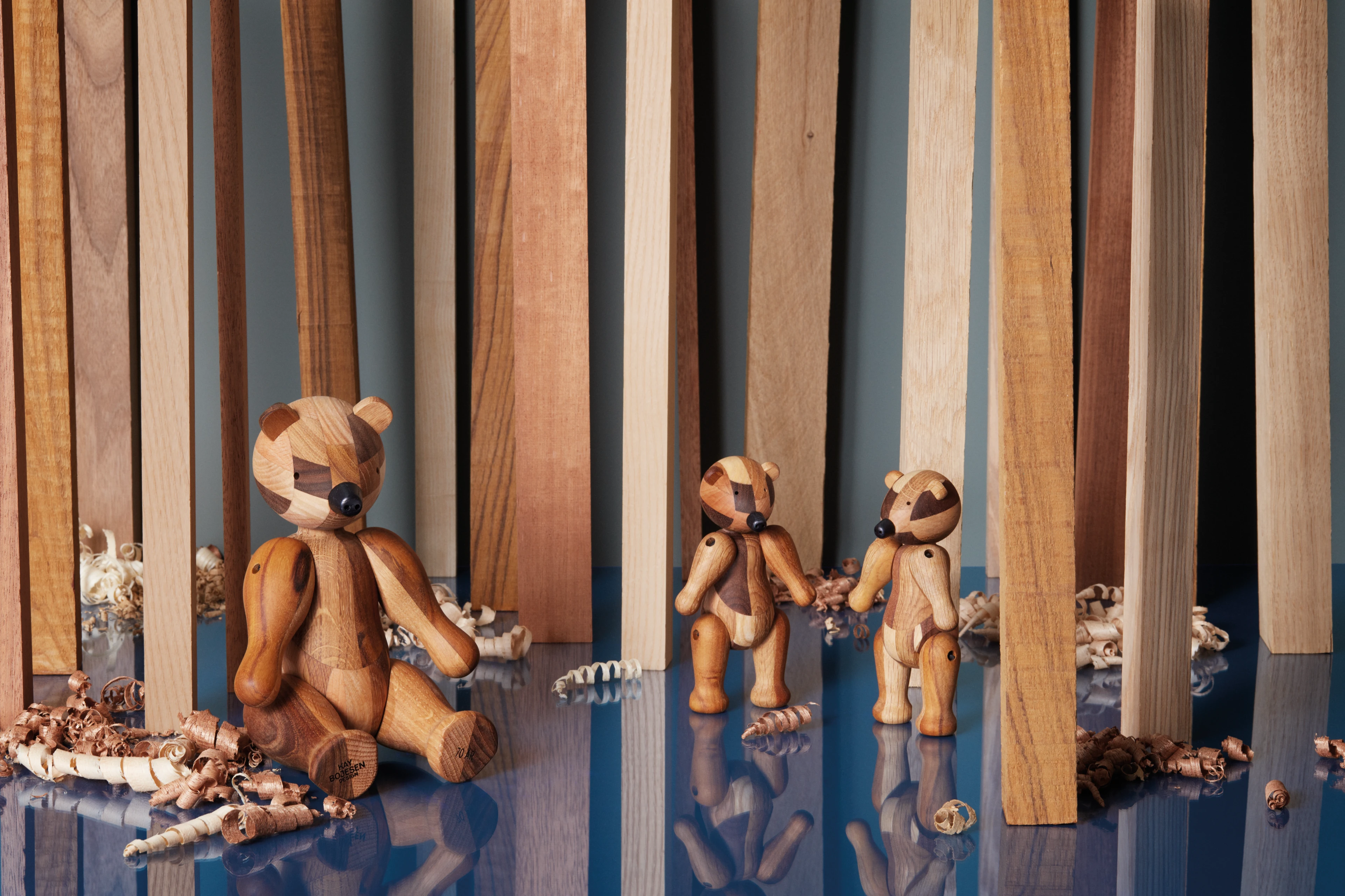 Reworked Anniversary Bjørn liten fra Kay Bojesen i fargen Mixed wood, laget av Tre