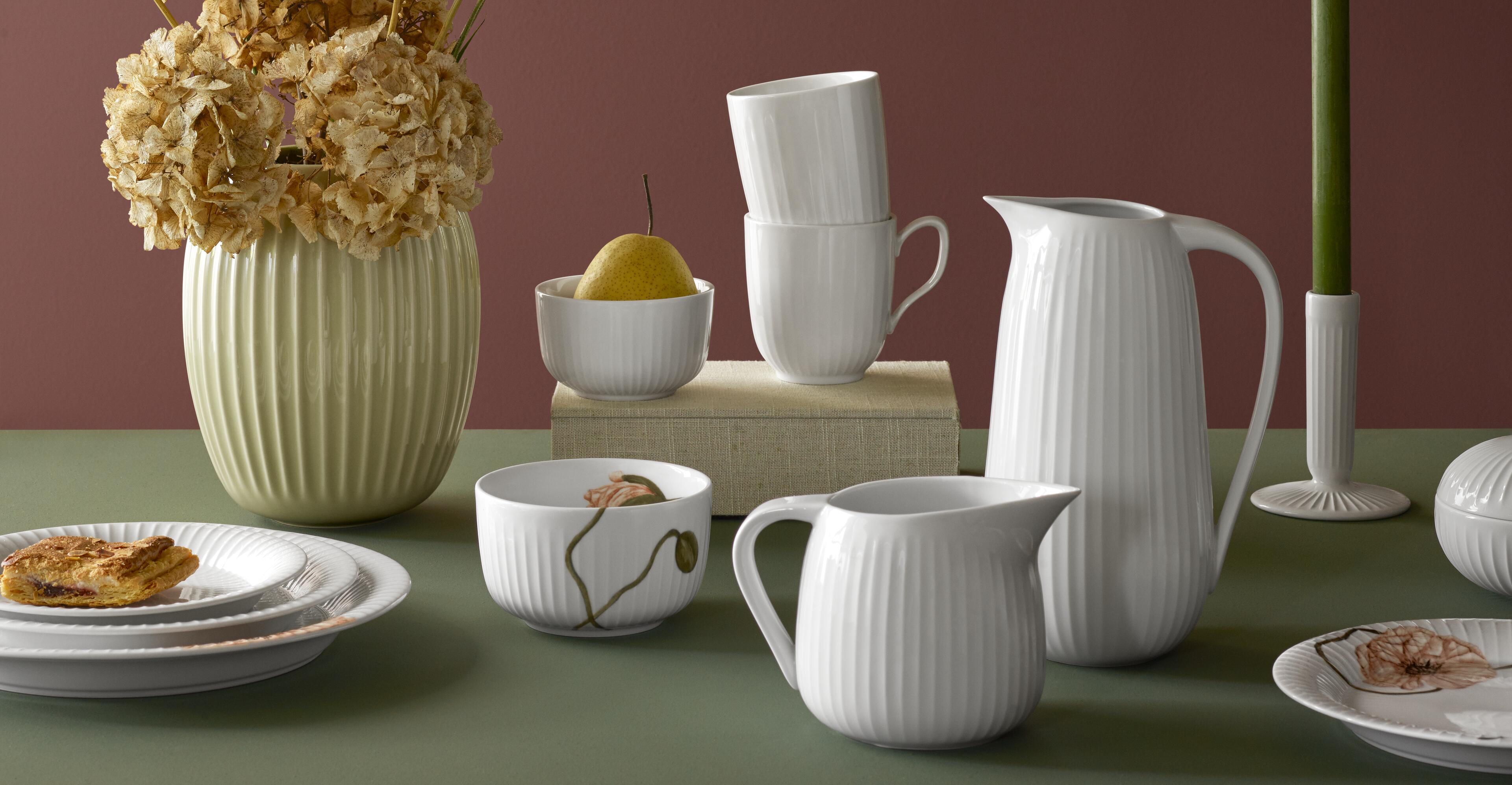 Soßenkrug aus geriffeltem weißem Porzellan von Kähler Design. Kähler Poppy, Schalen, Tassen und Hämmershoi Vase in Hellgelb