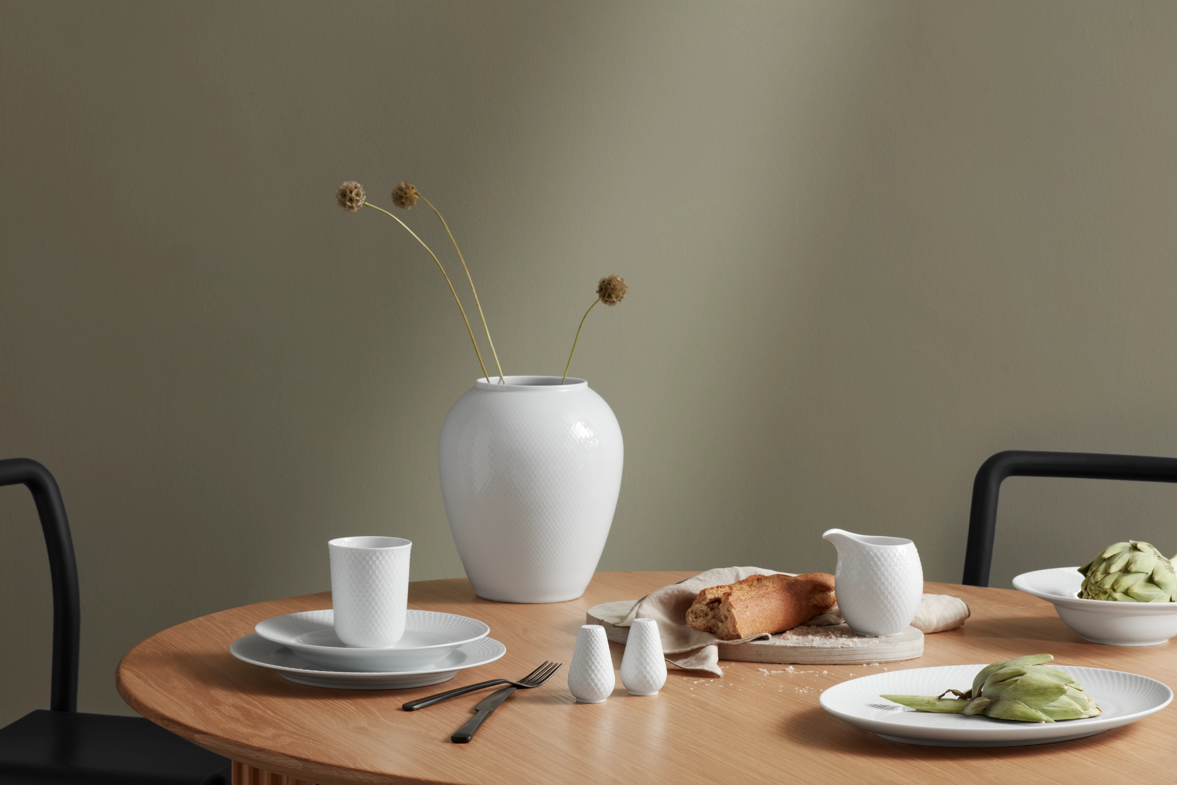 Elegante Tischdekoration mit Vase, Tassen und Tellern aus der lyngby Porcelæn Rhombe serie.