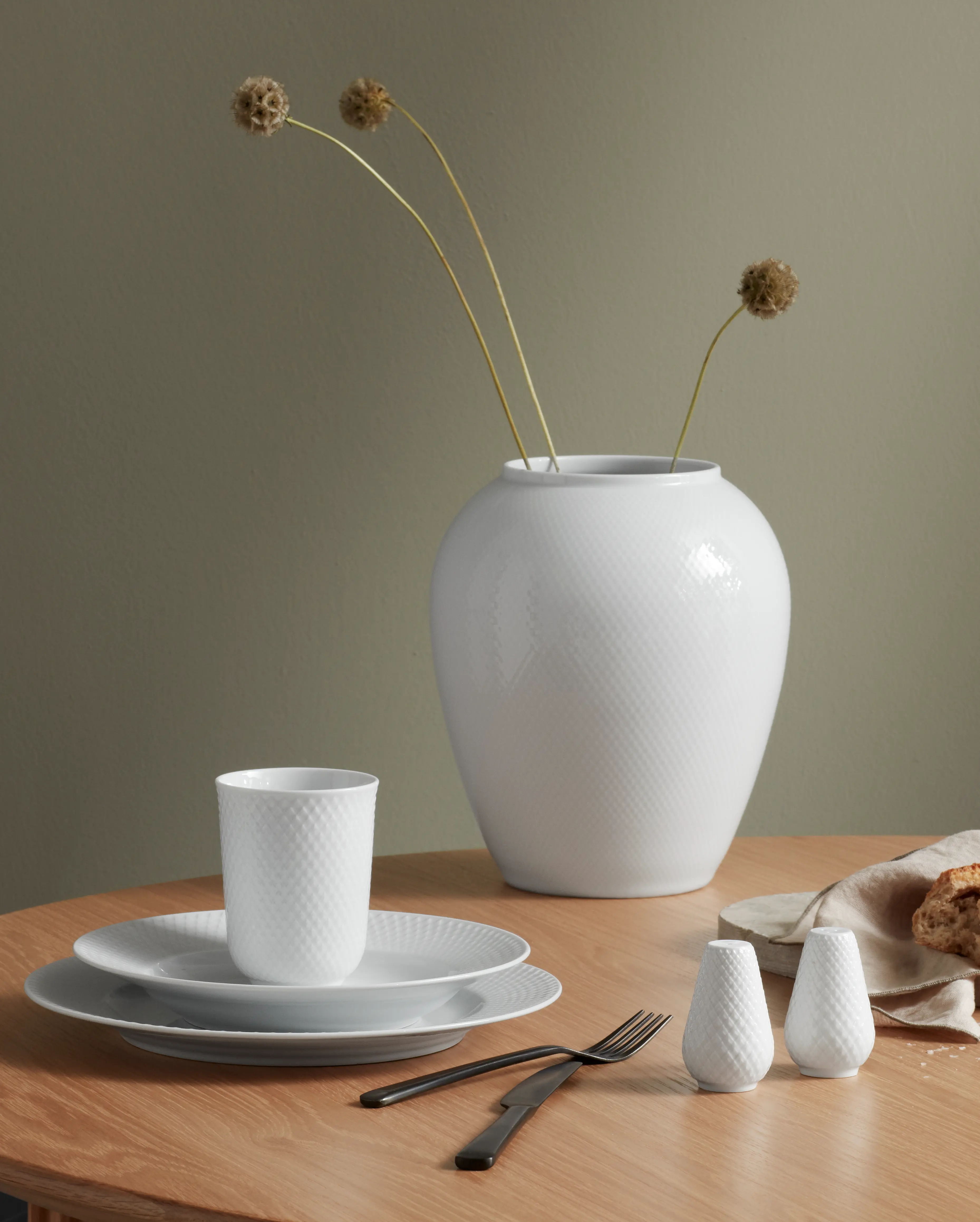 Vasen und Kerzenständer von Lyngby Porcelæn auf dem Tisch