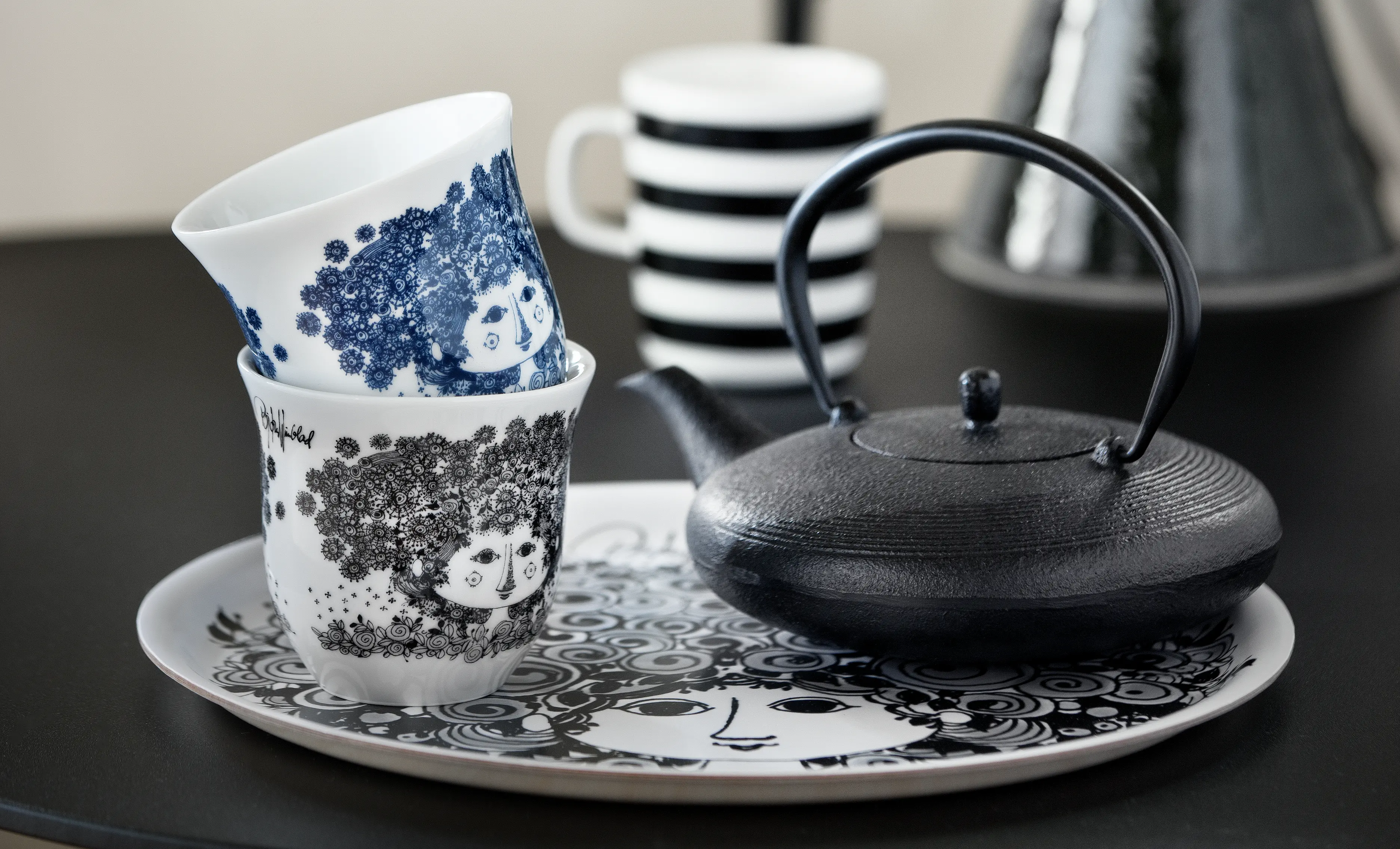 Thermobecher von Bjørn Wiinblad mit Eva-Motiv in Blau und Schwarz