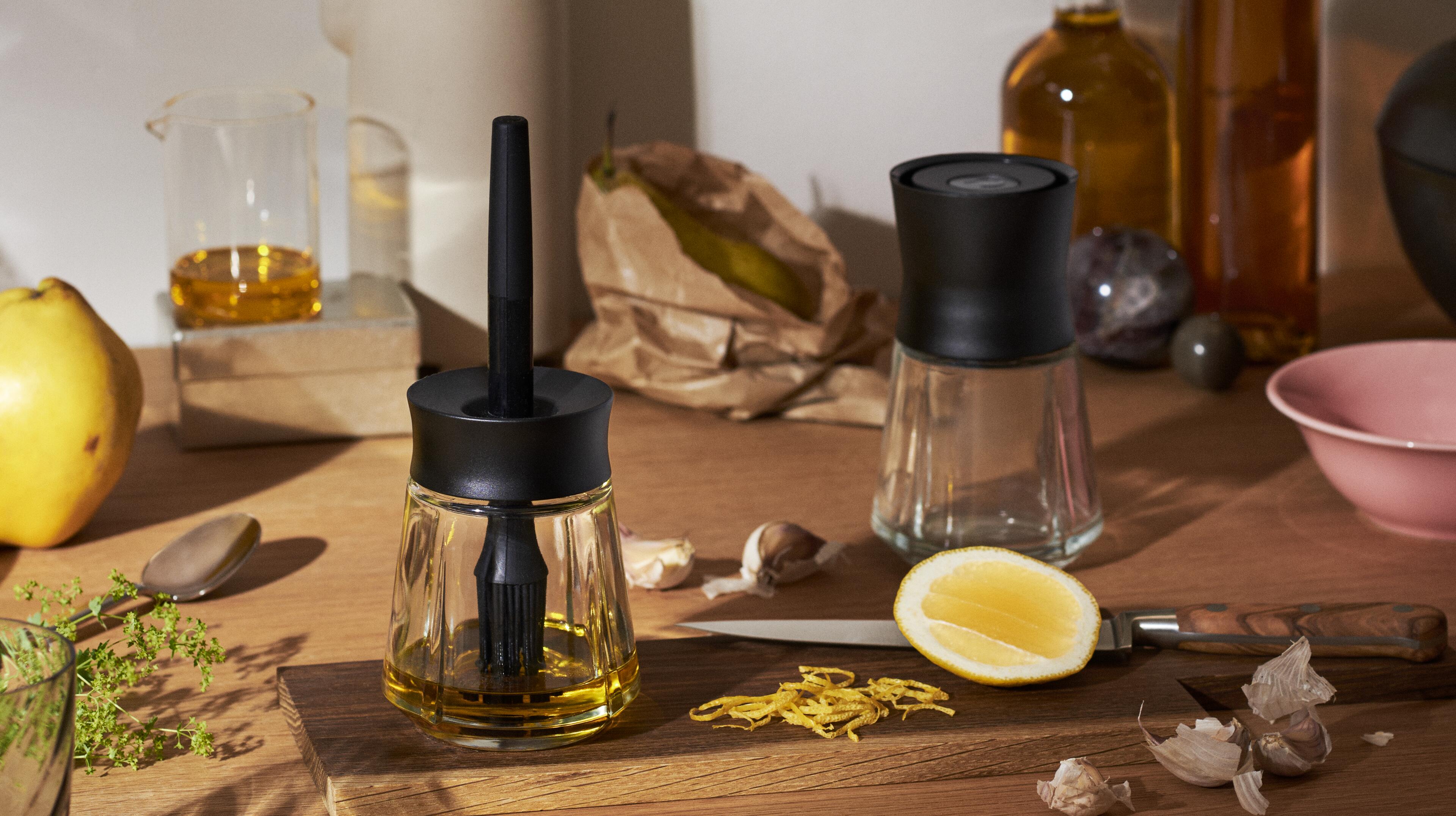 Kitchen equipment from Rosendahl. Grand Cru Oil and vinegar bottle.