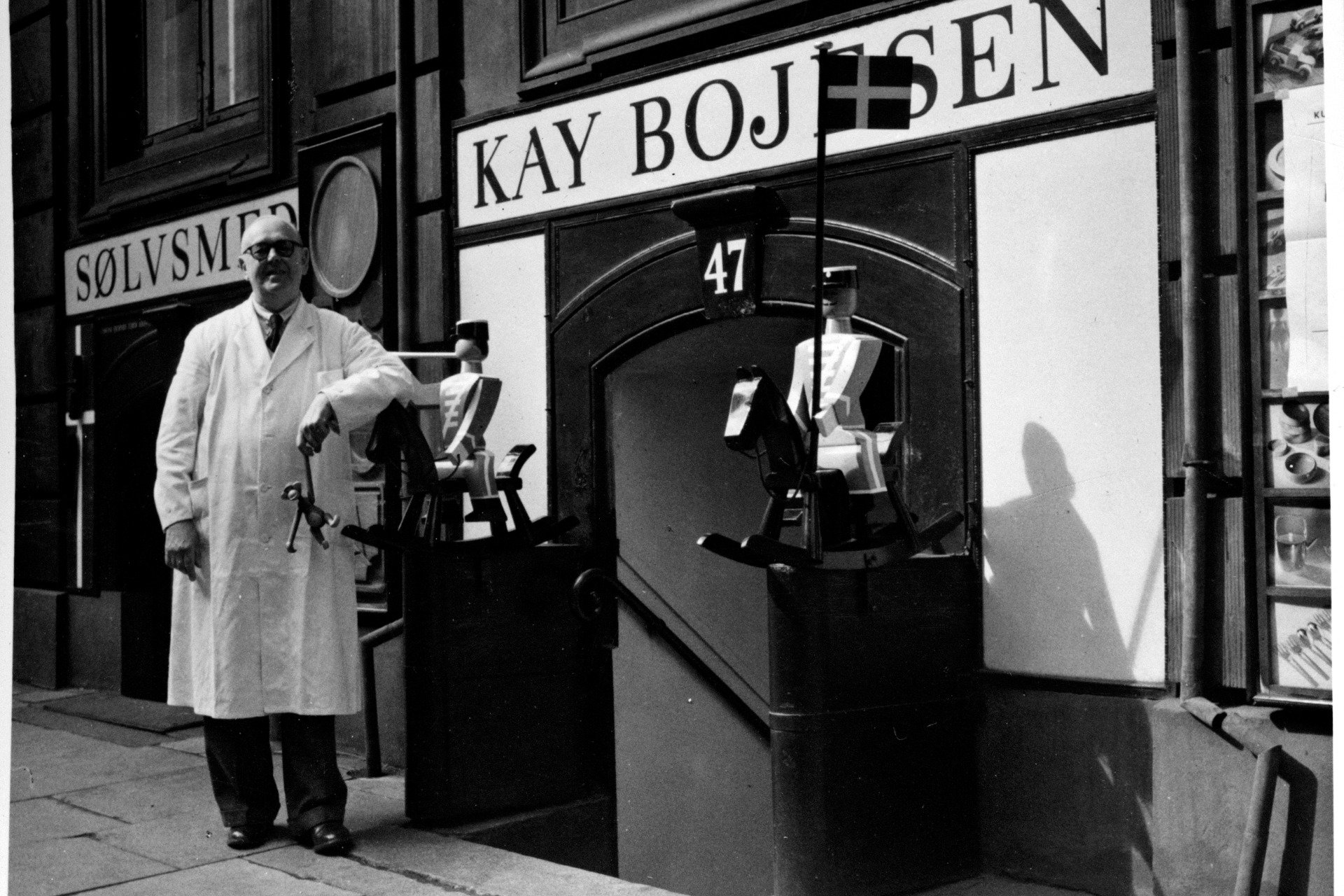 Kay Bojesen in front of her basement shop and workshop in Bredgade 47, Copenhagen, near the castle Amalienborg