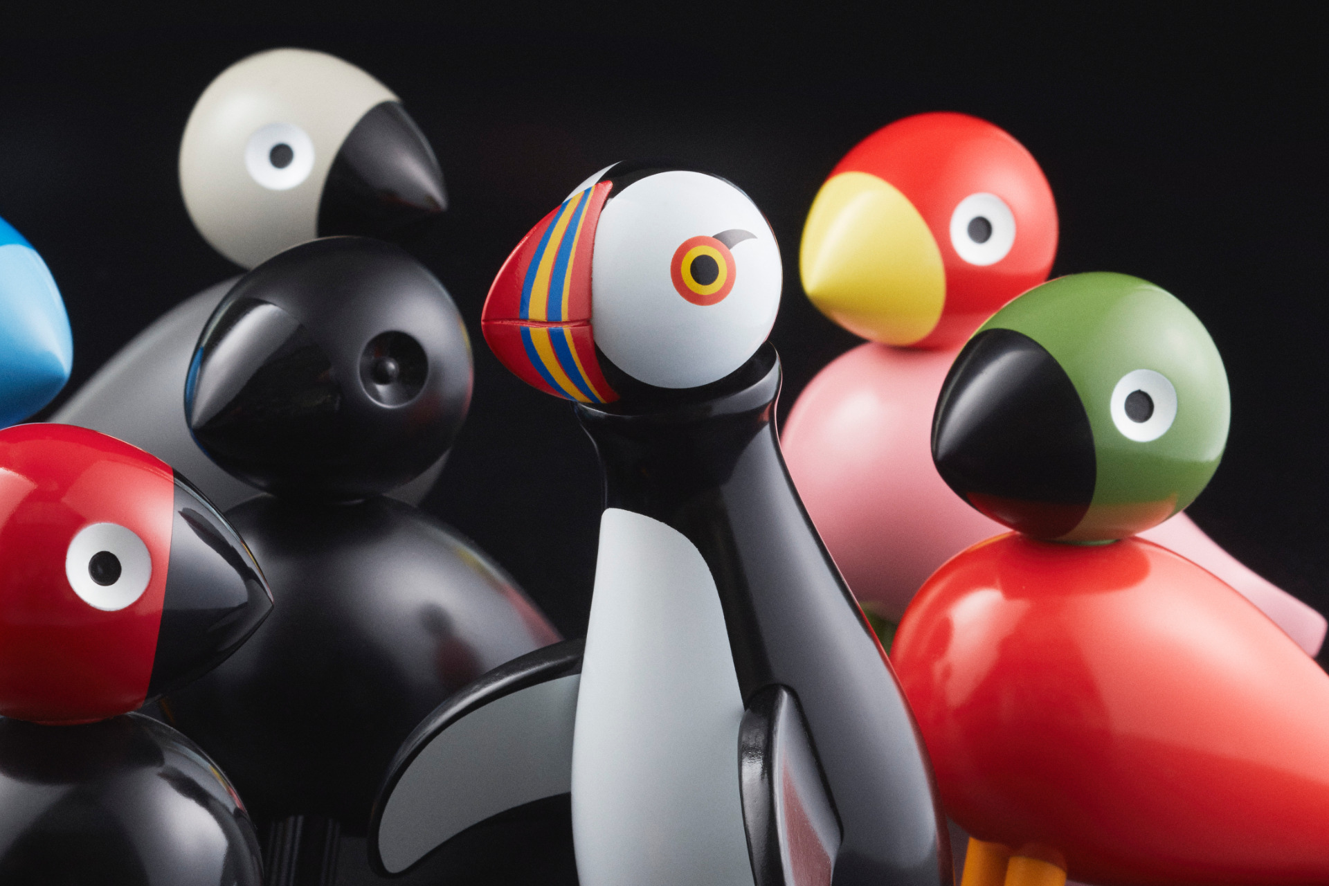 Olika färgglada fåglar designade av Kay Bojesen med papegojan i centrum