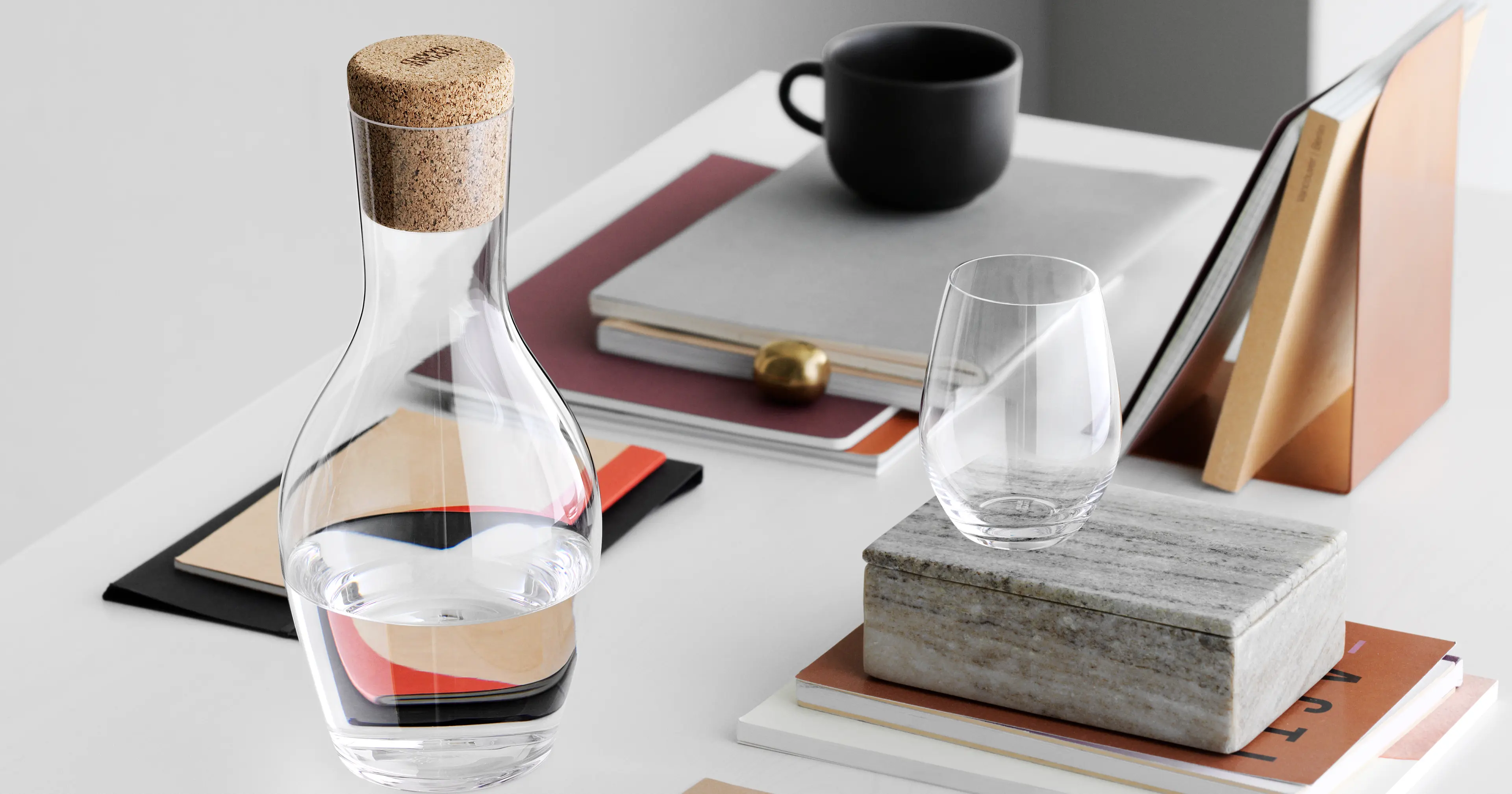Homegaard karaffel og glass vann.