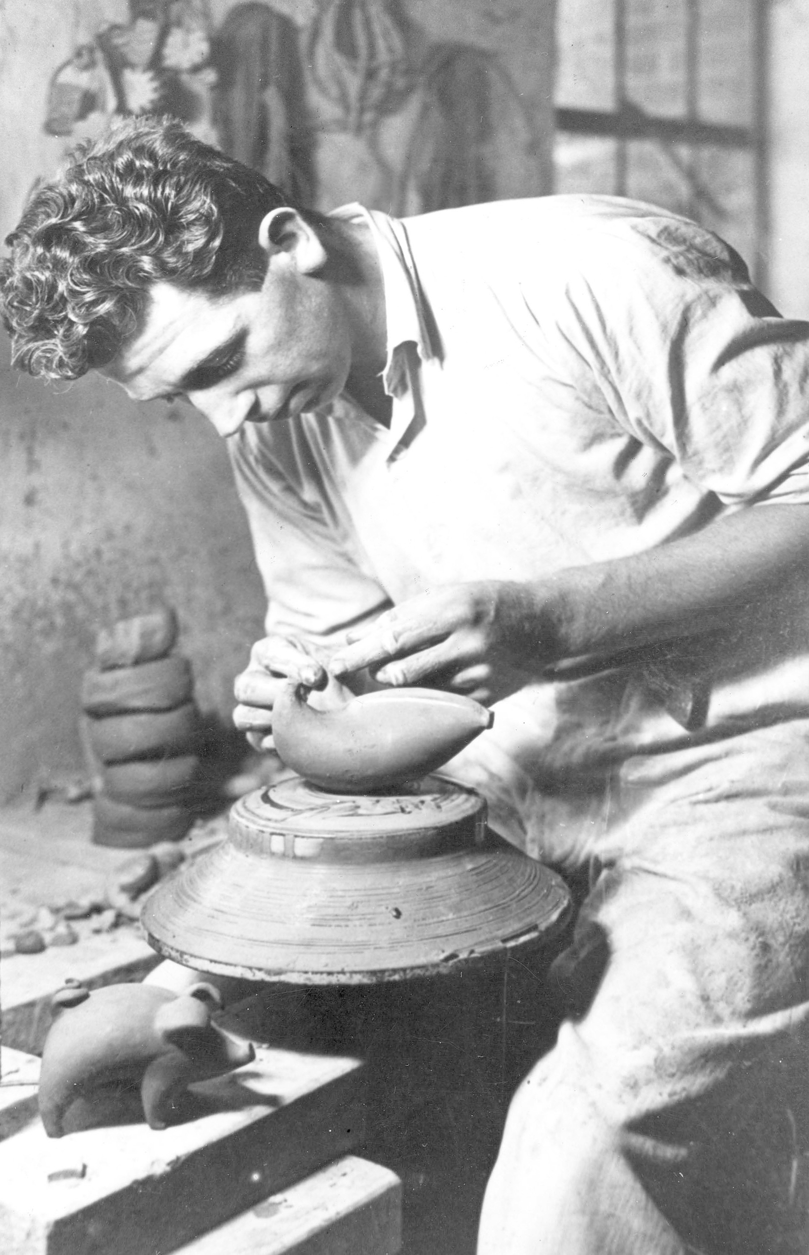 Nils Kähler i gang med at dreje vase