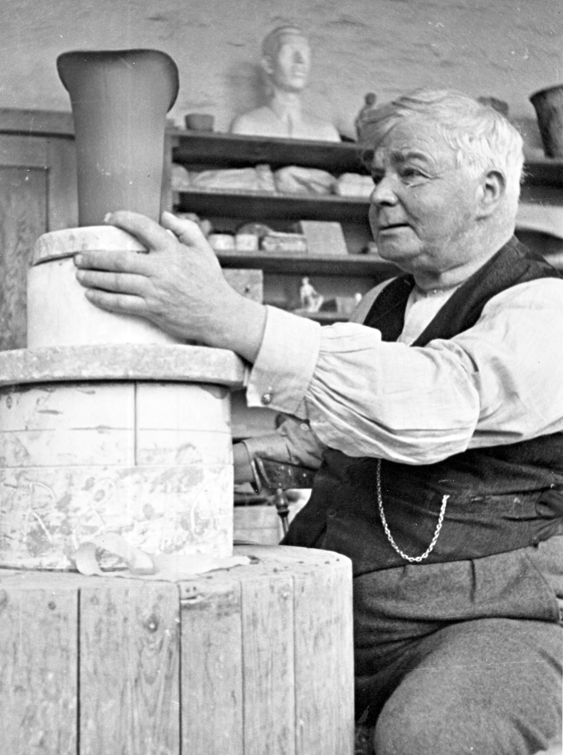 Historisk bild av Sven Hammershøi som svarvar en vas i Kählers verkstad