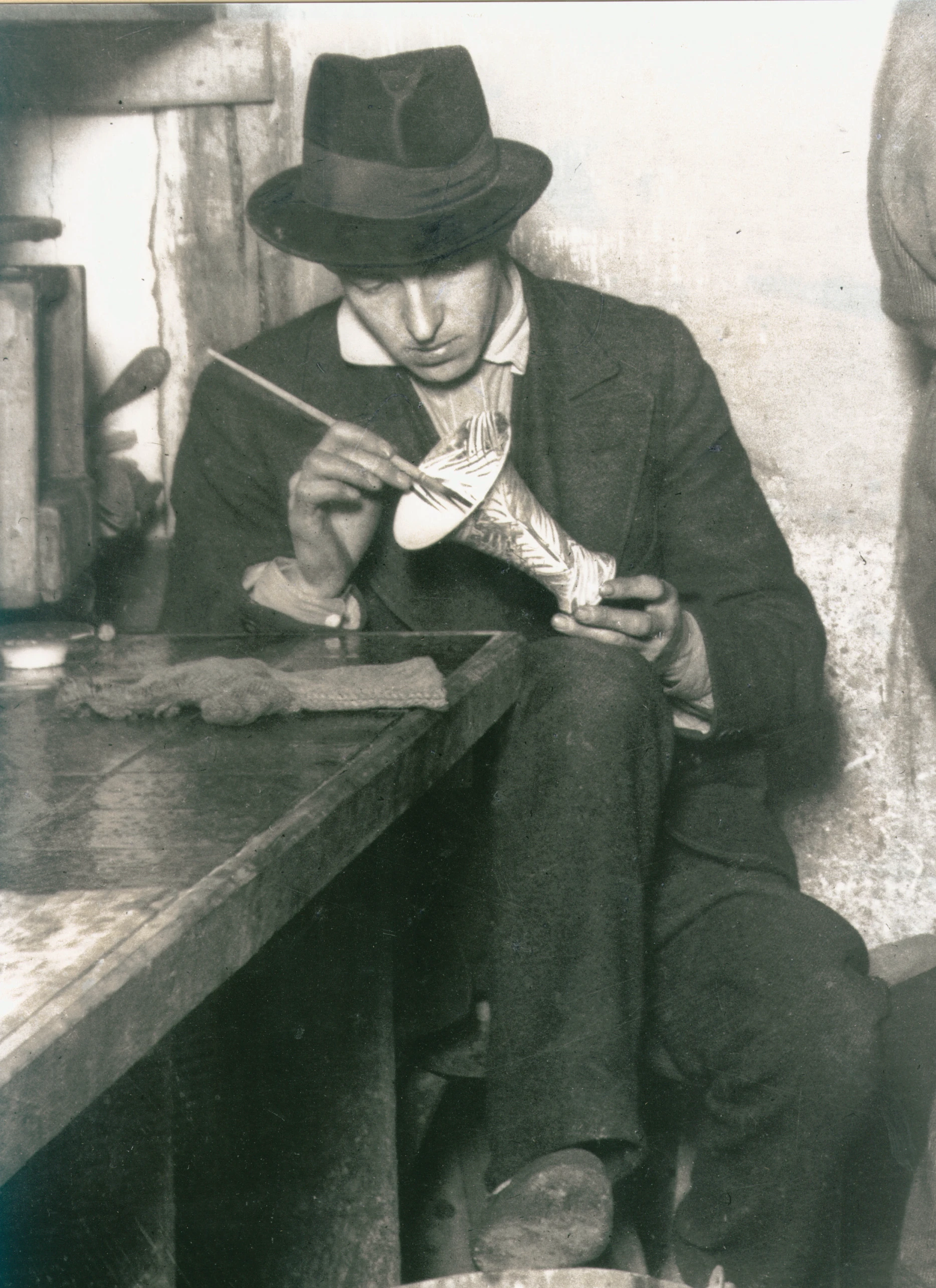 Historisches Bild von Jens Thirslund beim Bemalen einer Vase in Kählers Werkstatt