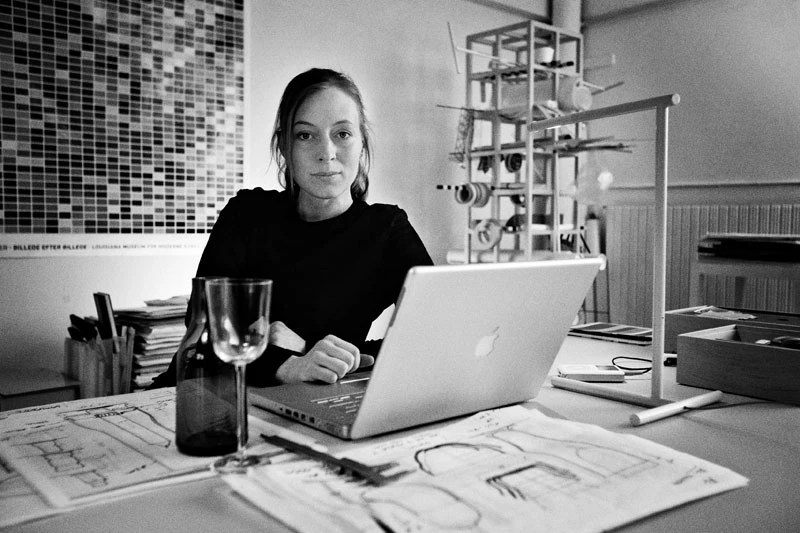 Cecilie Manz ved skrivebord med skitser