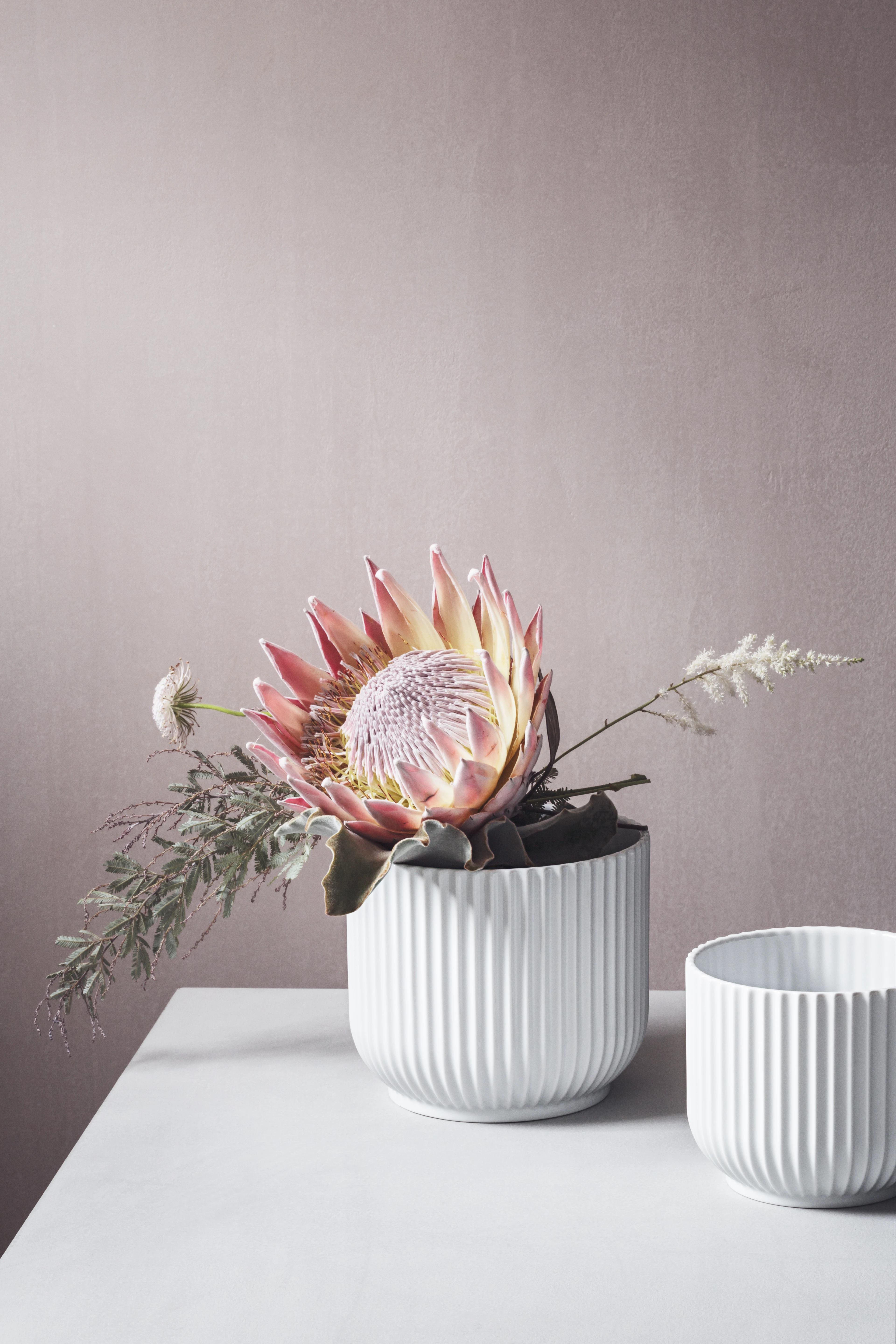 Blomsterpotte stor fra Lyngby Porcelæn i fargen Hvit, laget av Keramikk