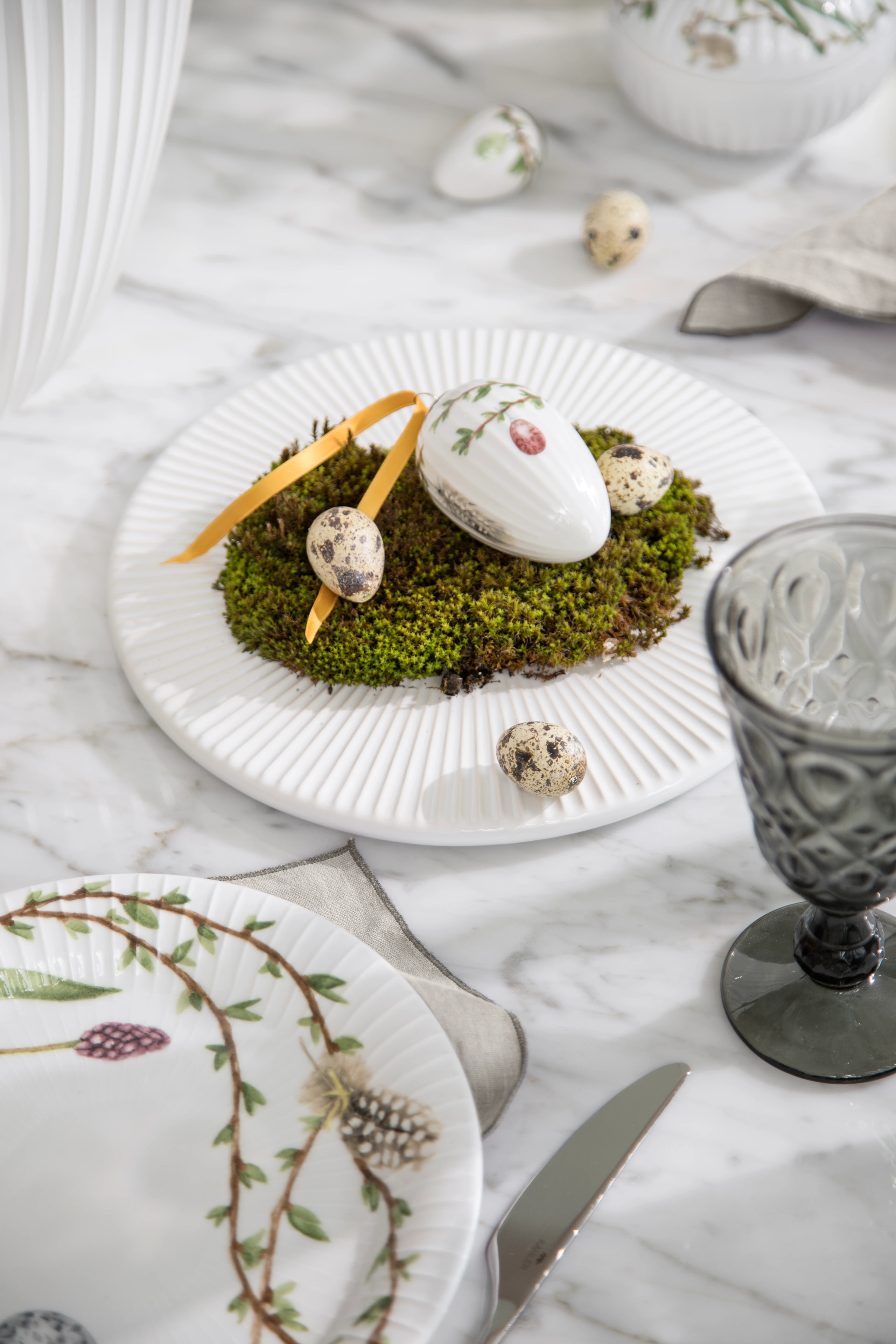 Påskhänge 2020 H8 cm från Kähler i färgen Vit m. deko, tillverkad av Keramik