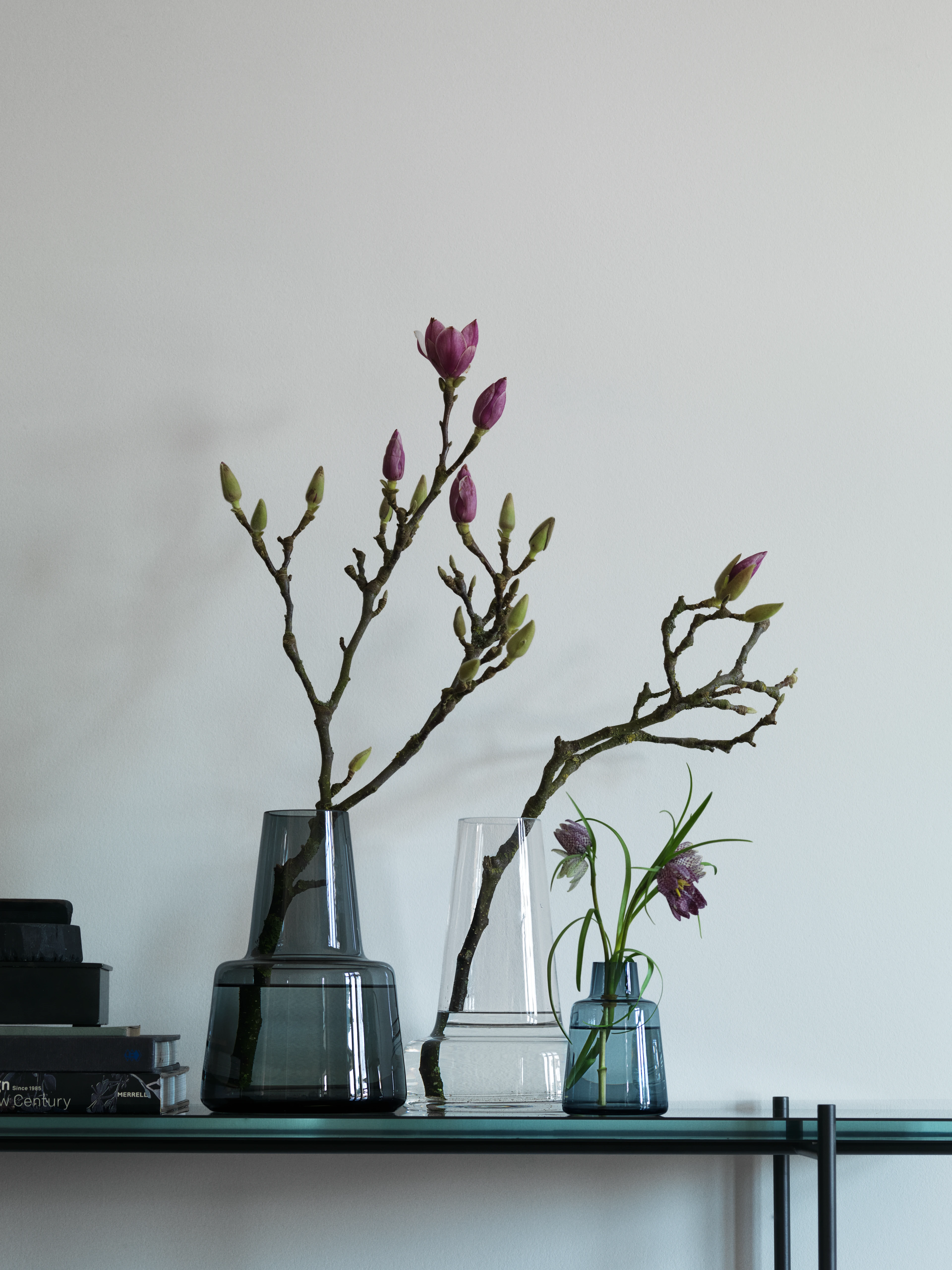 Vase mittel Hals H24 cm von Holmegaard in der Farbe Smoke, hergestellt aus Glas