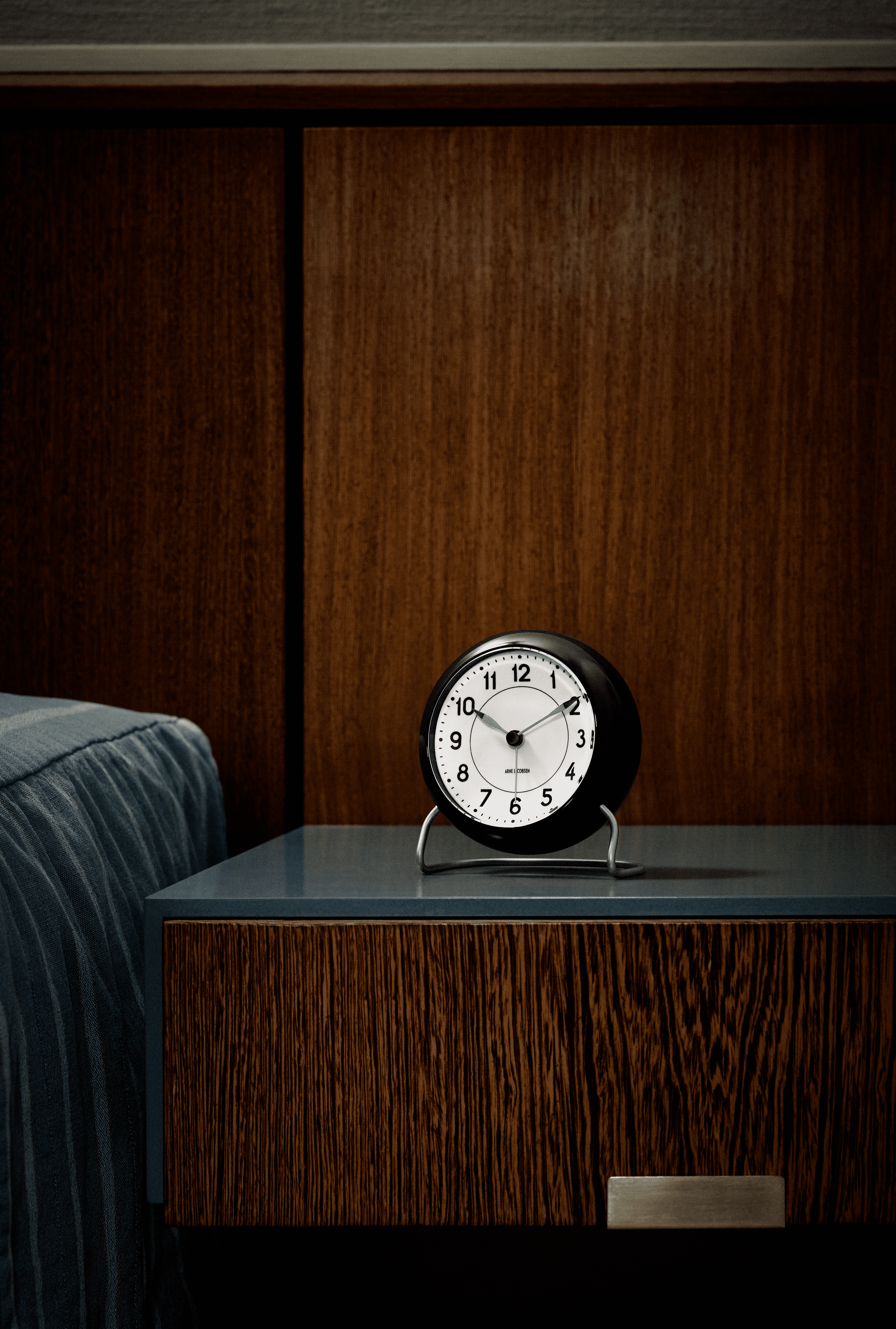 Arne Jacobsen Clocks Table clock Ø11 cm in White/Black