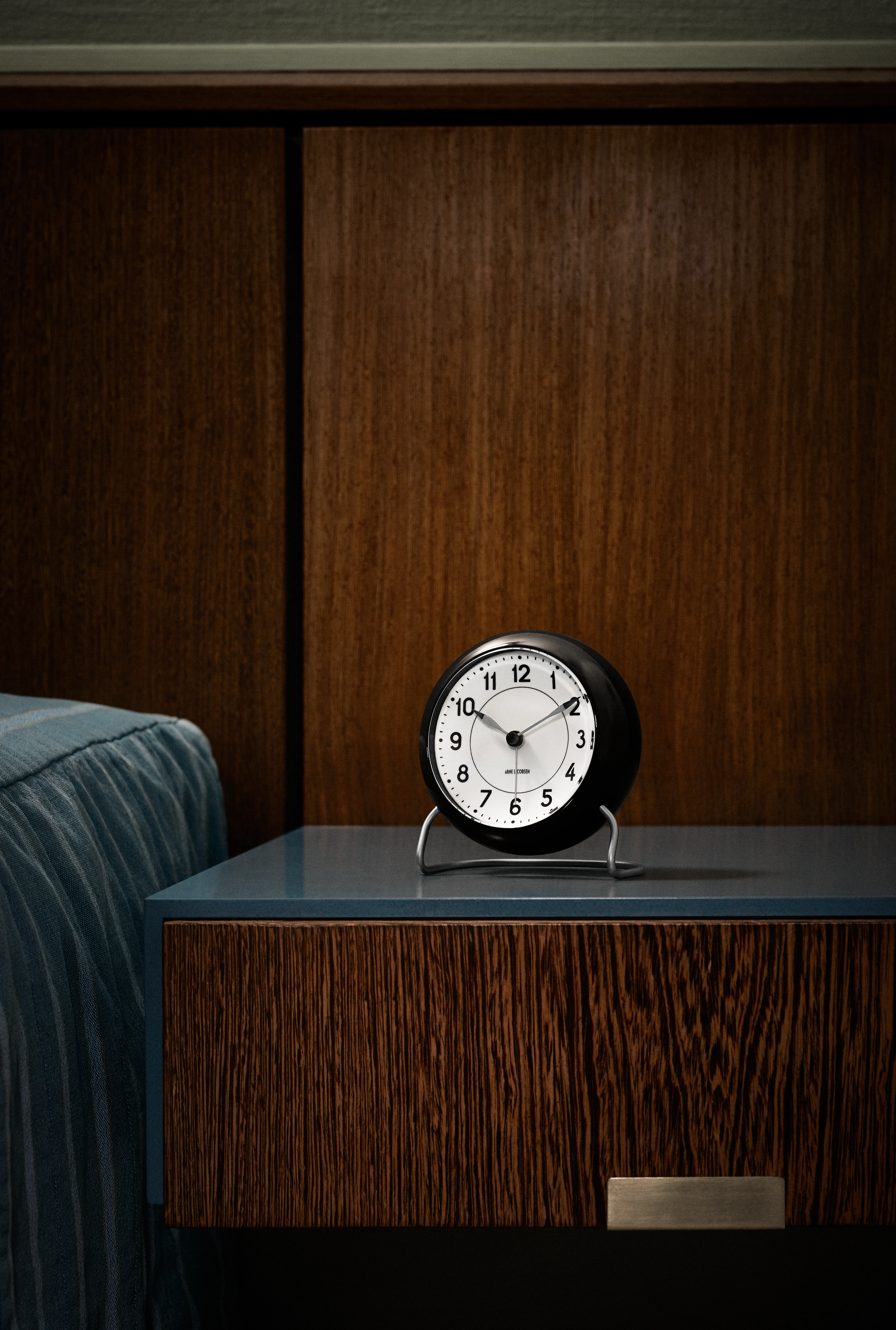 Table clock Ø11 cm from Arne Jacobsen in White/Black color, made of Plastic