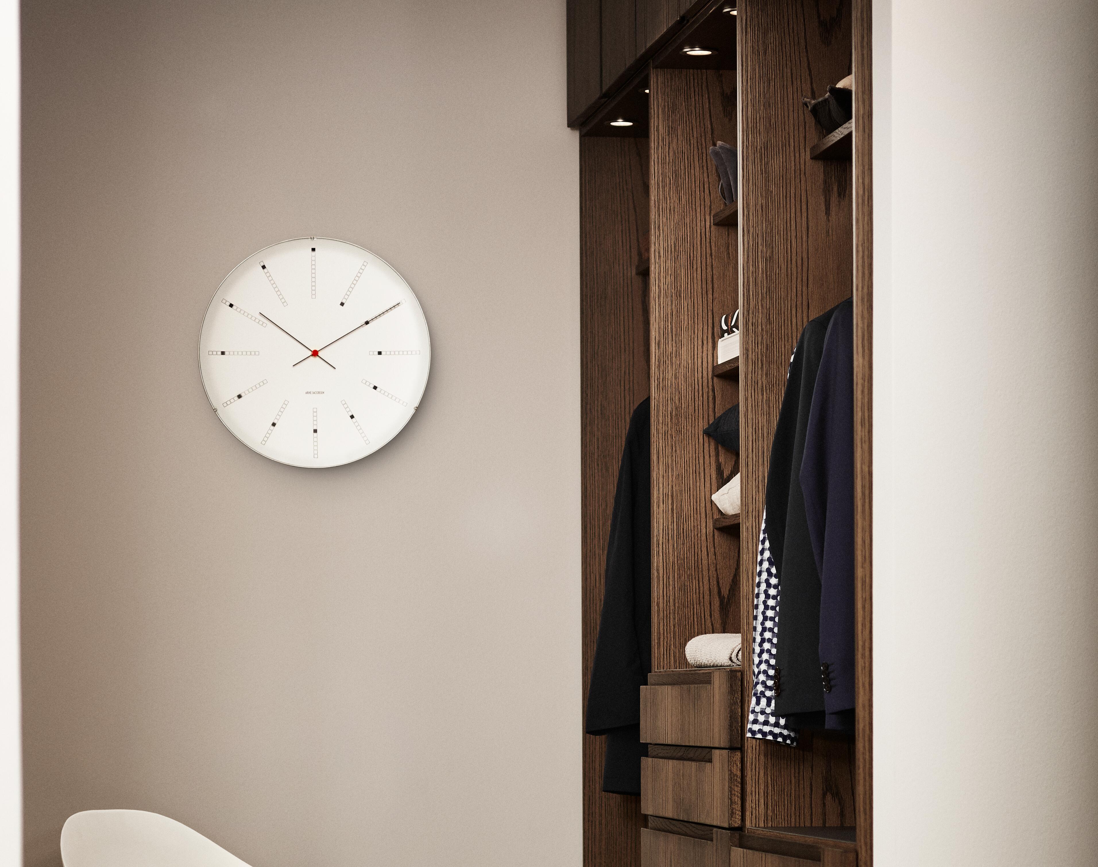Weiss Bankers Wanduhr von Arne Jacobsen Clocks