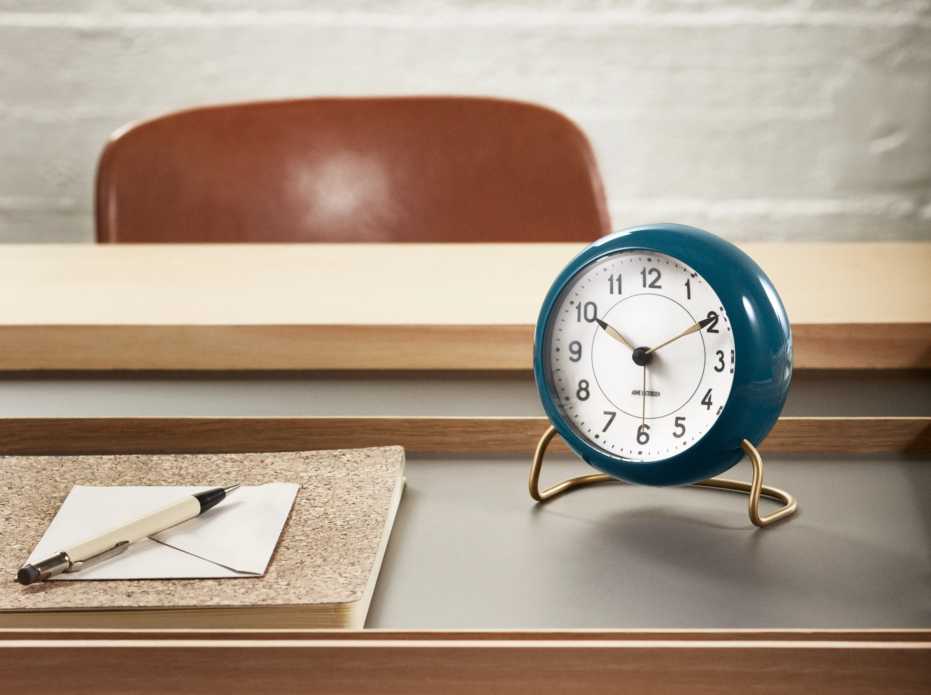 Arne Jacobsen Clocks blå väckarklocka på skrivbord, ikonisk dansk design – Spara 20%