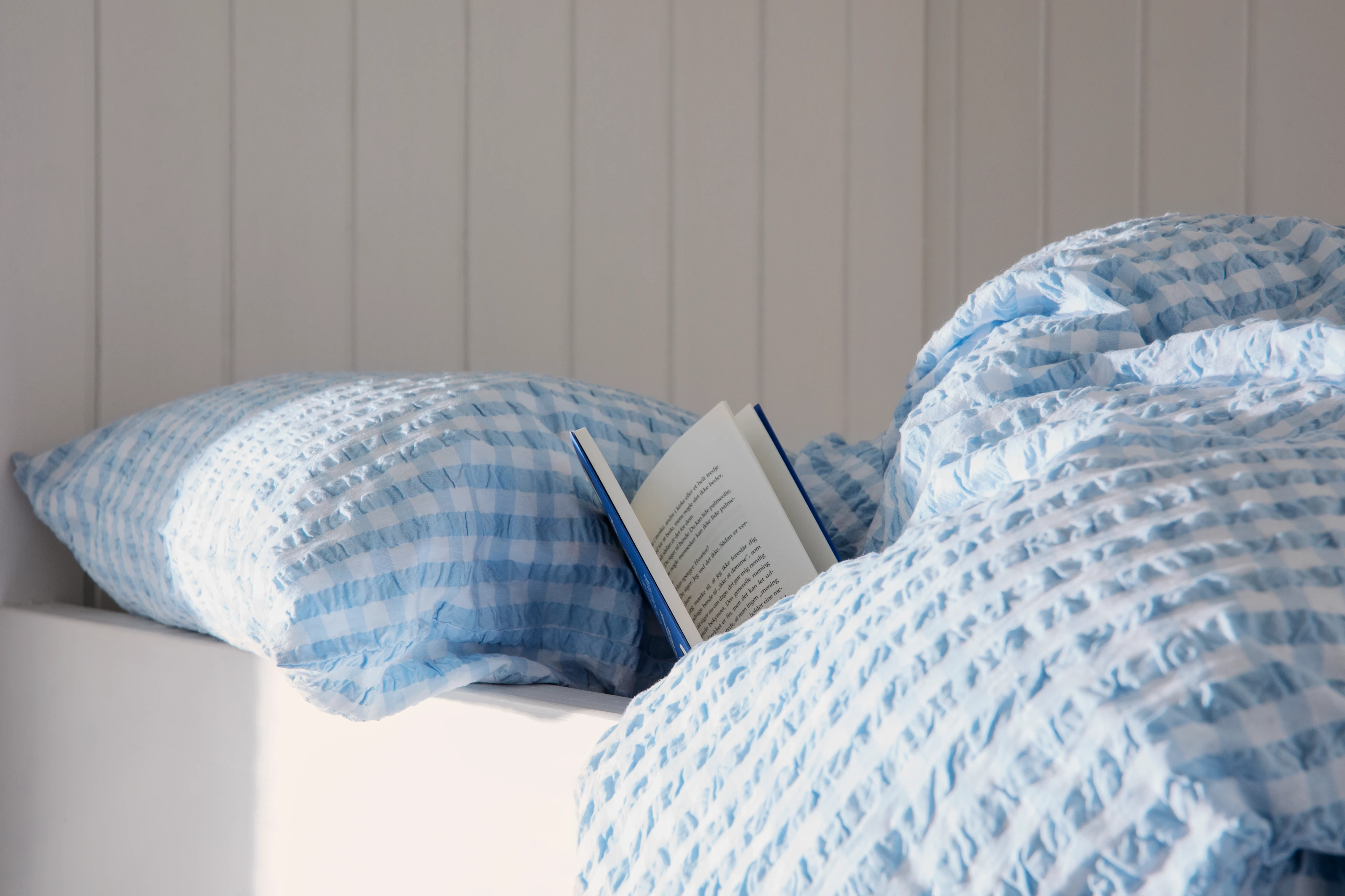 JUNA Bæk & Bølge bedding light blue with a blue book 