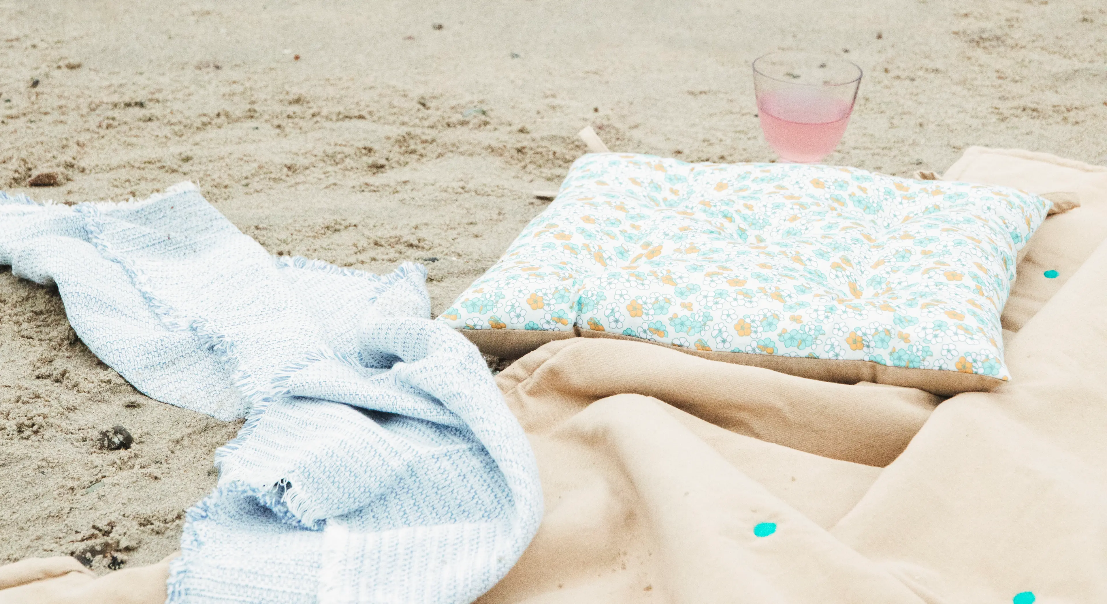 Garden cushions from JUNA in Pleasantly floral pattern