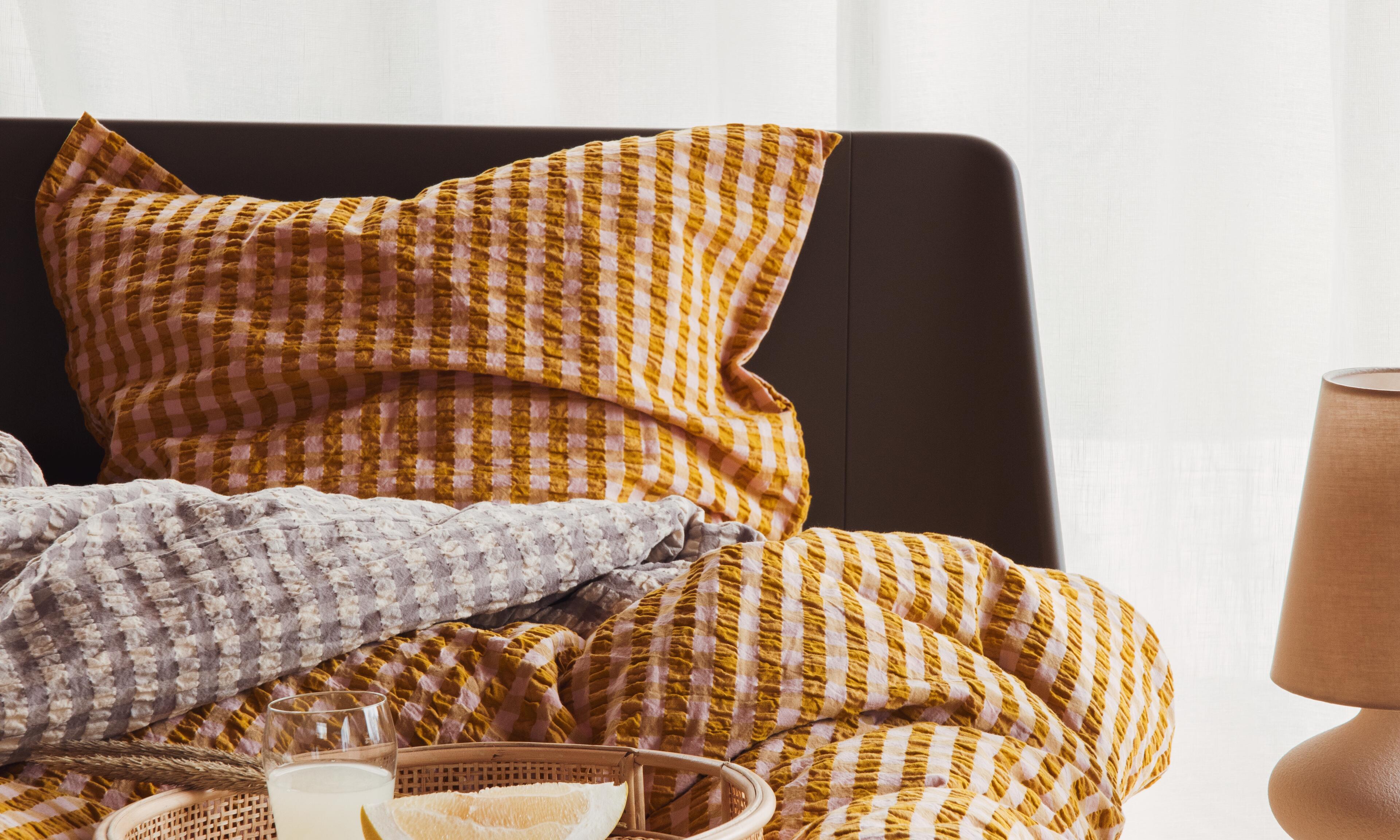 Sängkläder och lakan från JUNA. Sängkläder från Bæk & Bølge-serien